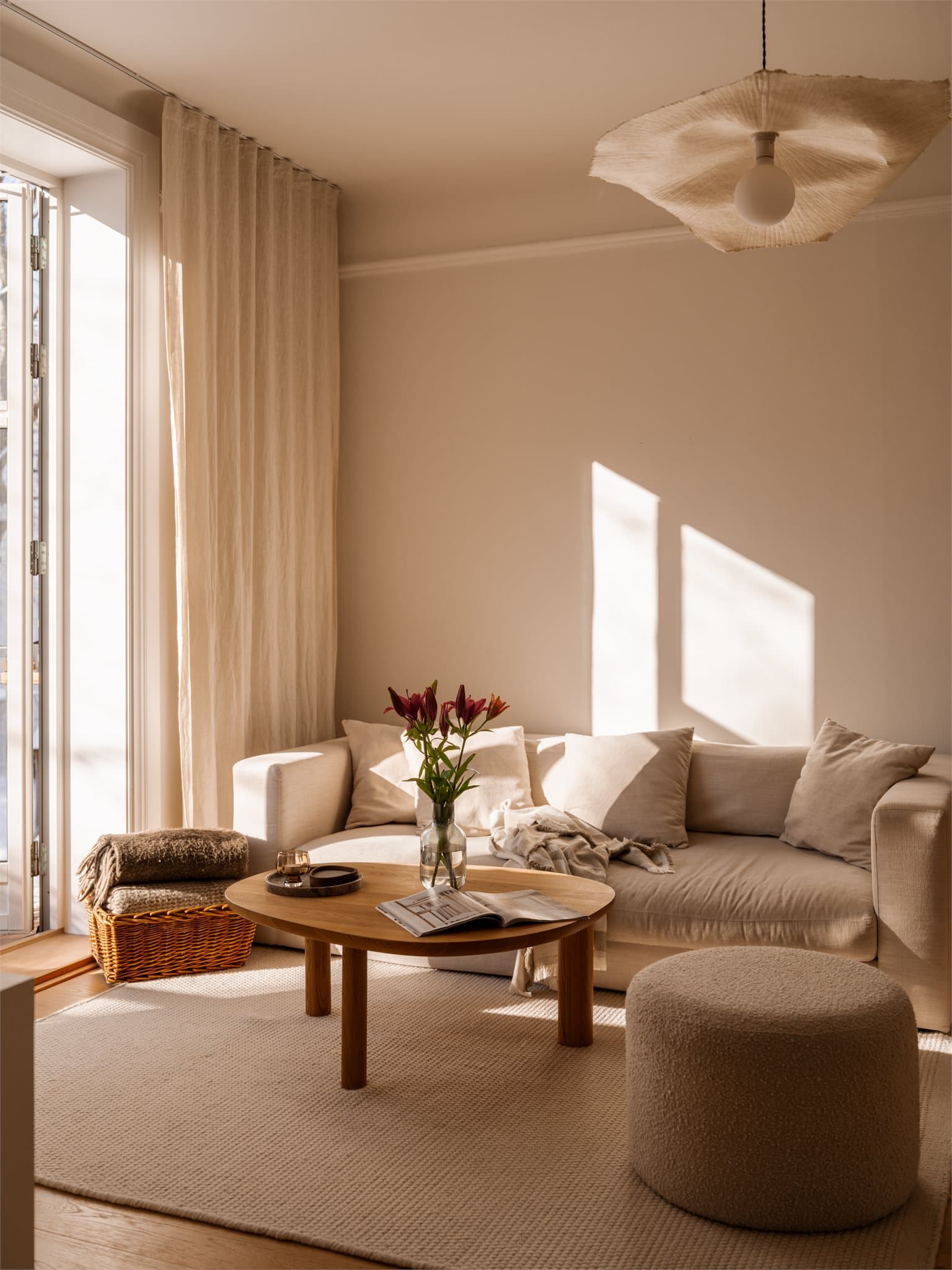 Boligen har gjennomgående delikate fargevalg med pen enstavs-parkett.