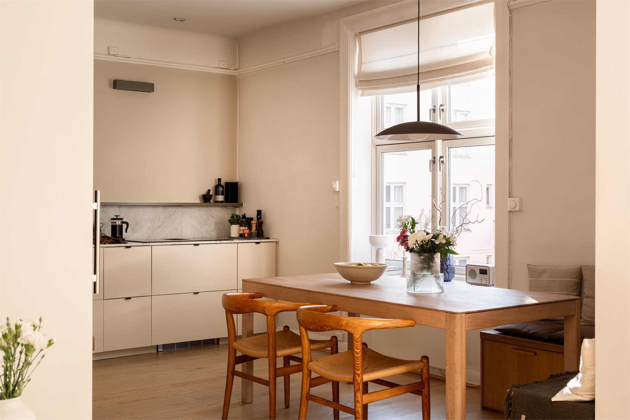 Det er god plass til et langbord hvor man nyte hyggelige middagsselskaper i godt lag.