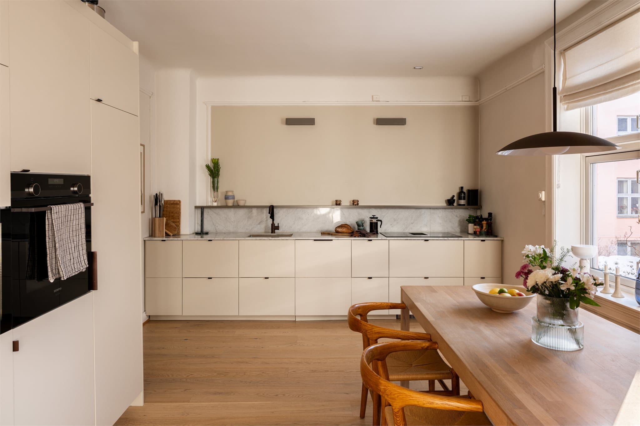 Boligen er blant annet oppgradert med nytt kjøkken i 2020, nytt bad i 2025, enstavs-parkett i 2020 og delikate fargevalg.