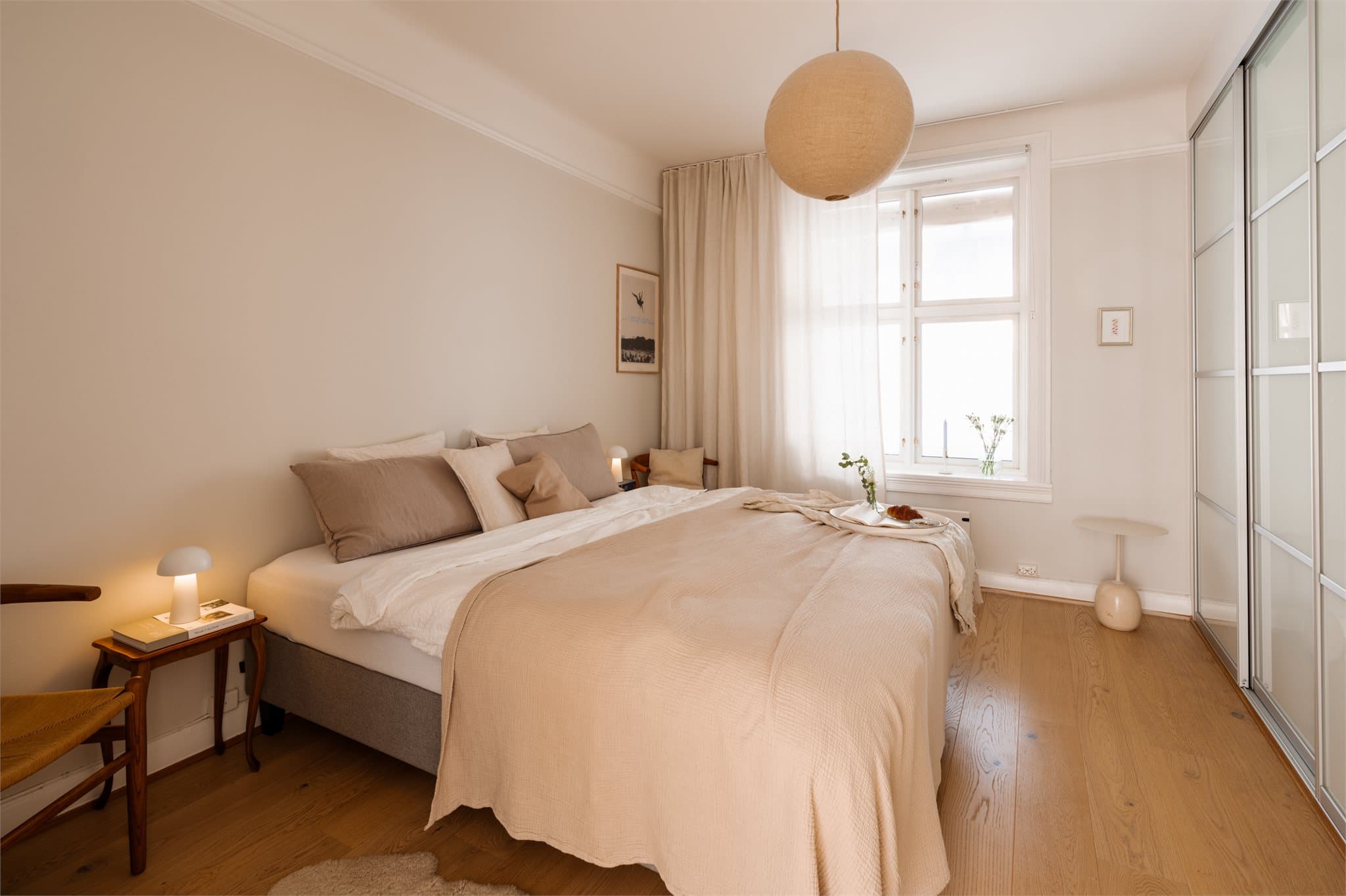 Stort soverom med god plass til dobbeltseng og fin utsikt.