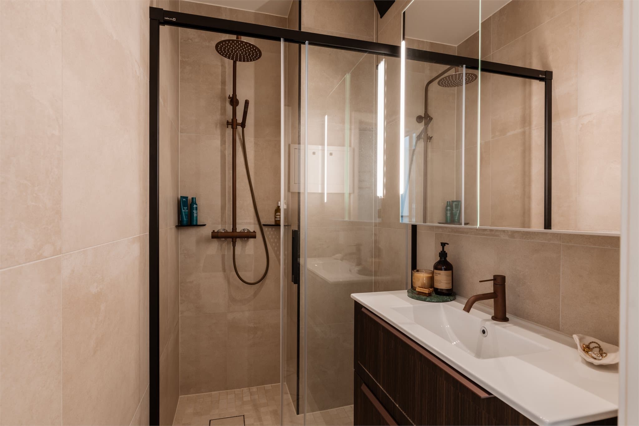 Nytt baderom fra 2025 med varmekabler, dusjhjørne og godt med oppbevaring i skap og skuffer.