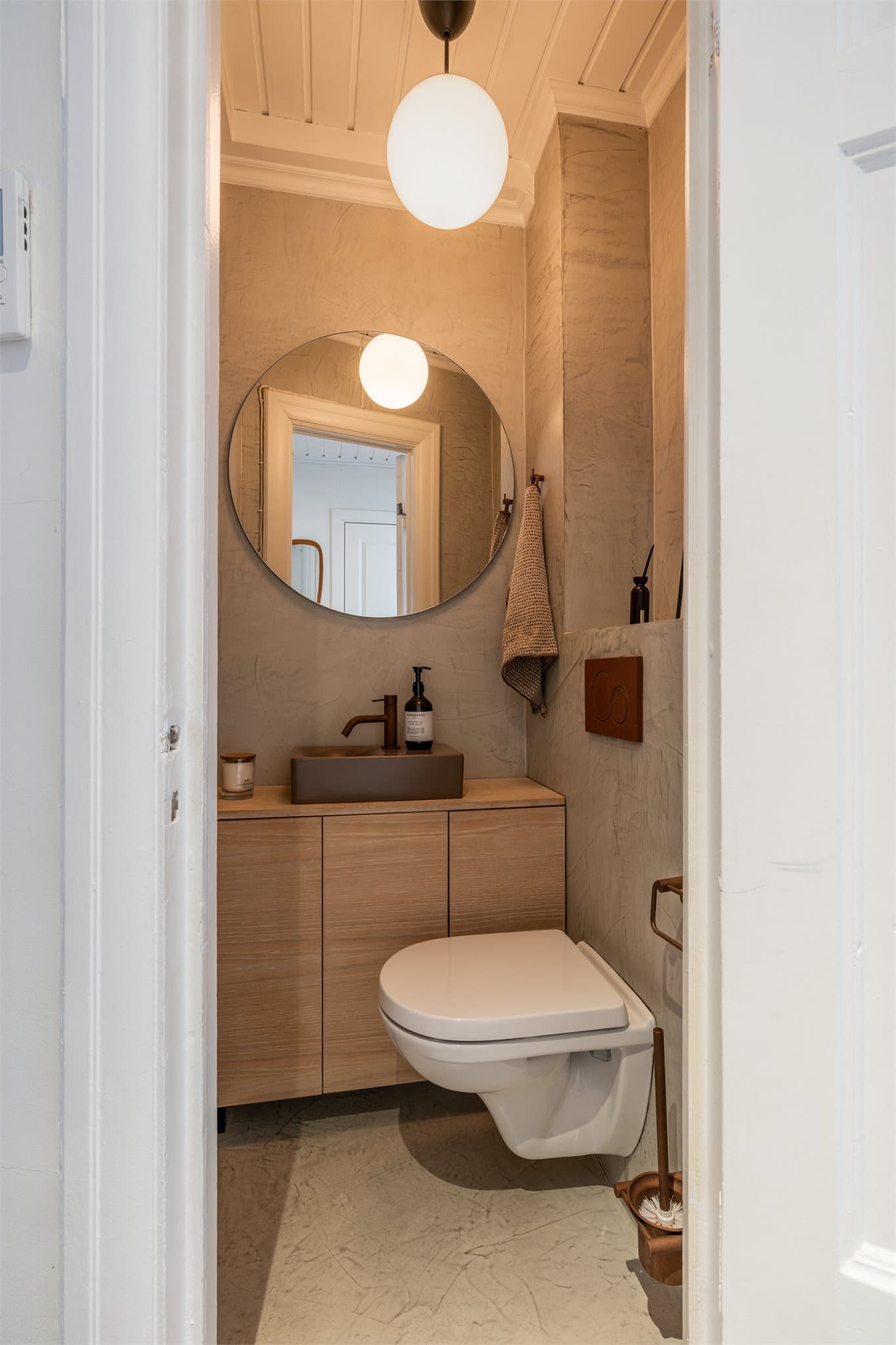 Separat toalett med vegghengt WC og servant praktisk for hverdag og gjester.