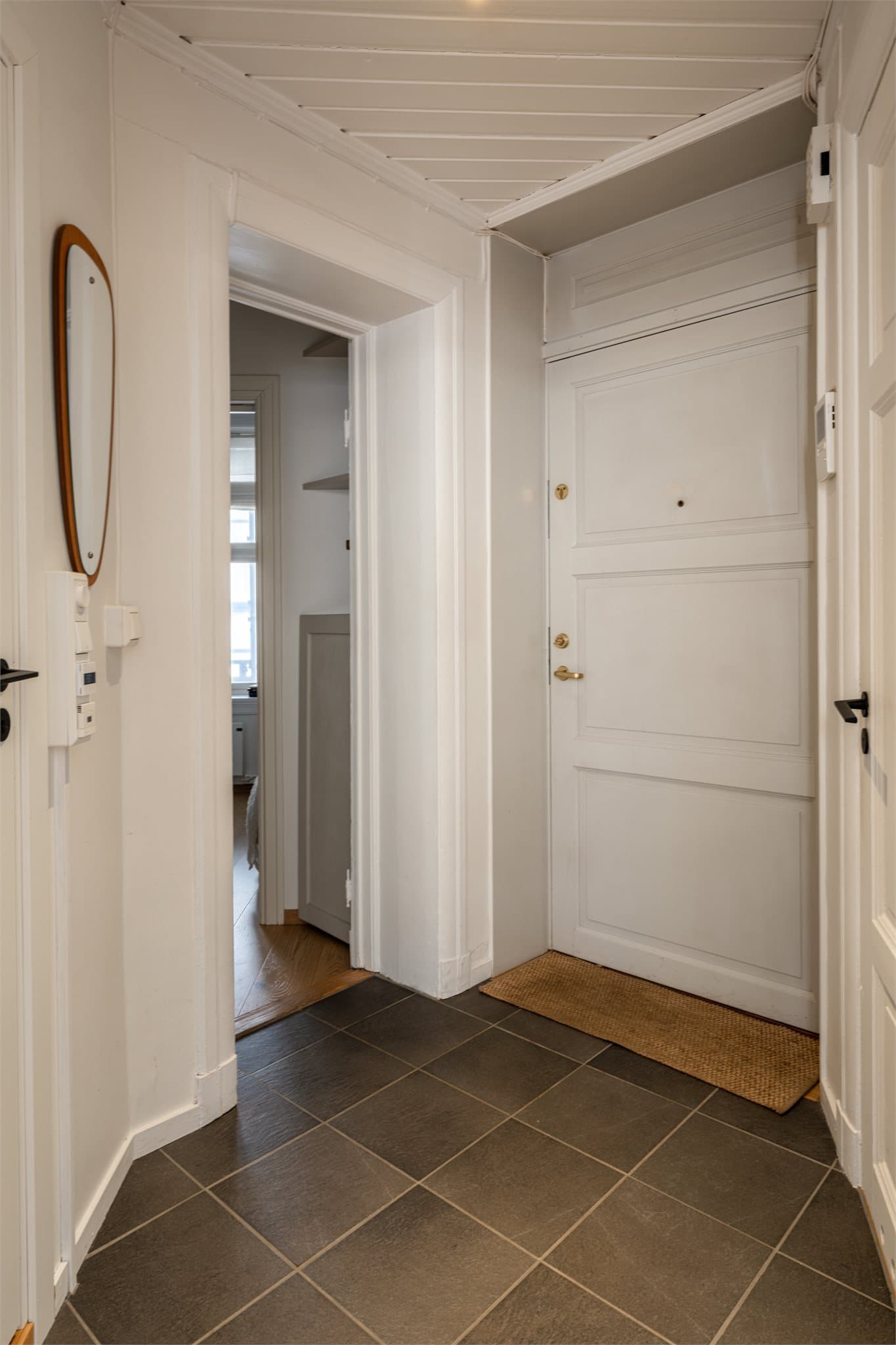 Romslig entré med slitesterke fliser som er praktisk når man kommer inn en kald/våt dag.