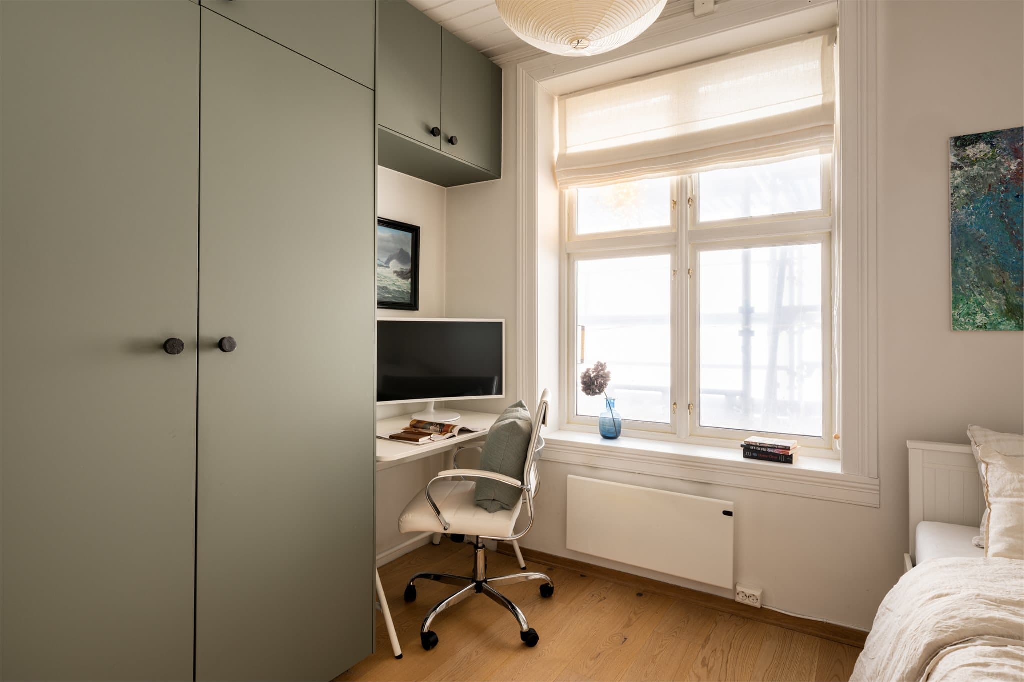 Også her er det montert klesskap med god oppbevaringsplass.