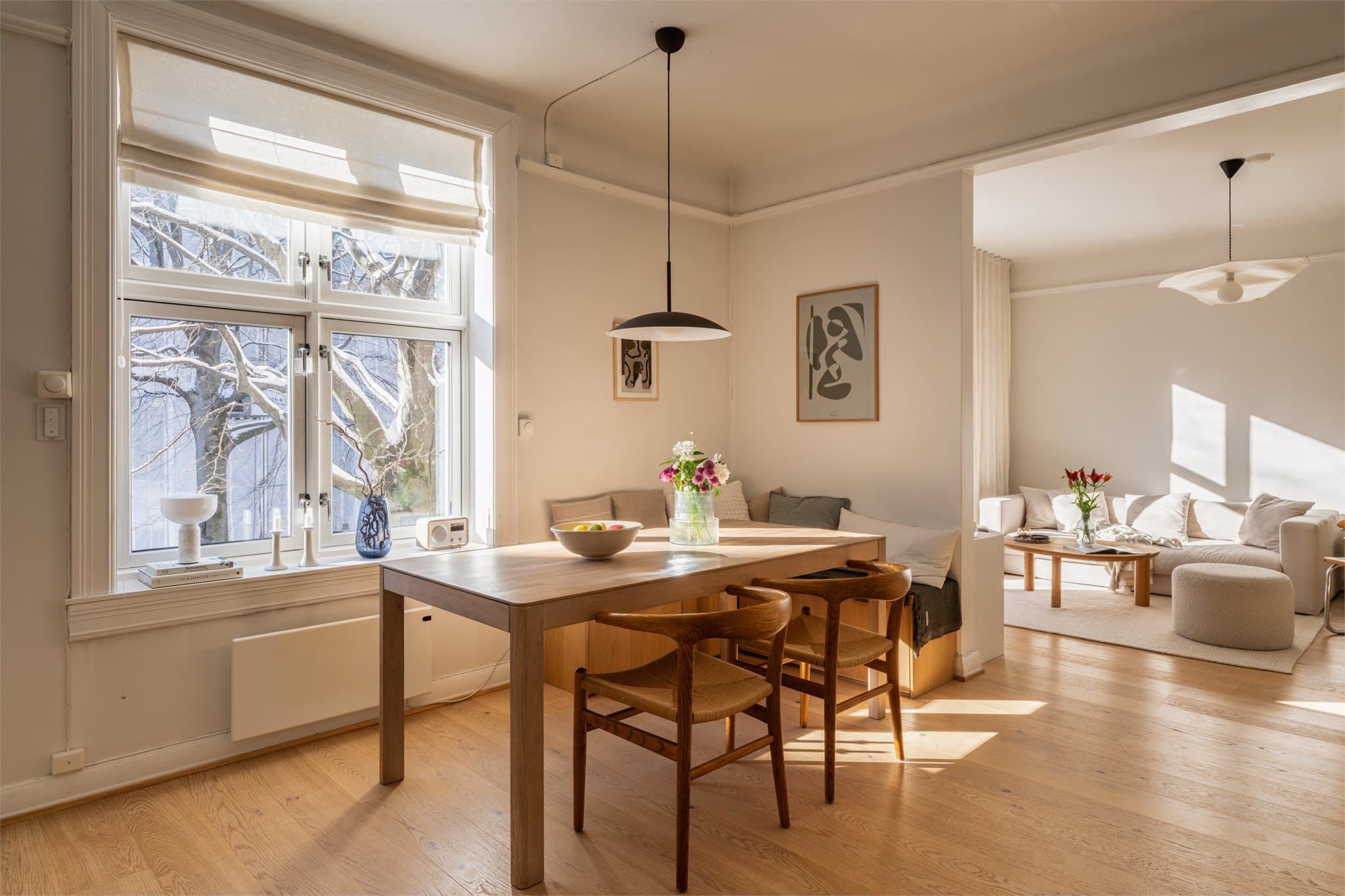 Dette er en klassisk og rålekker 3-roms leilighet med eksepsjonelt god og gjennomgående planløsning samt masse lys.