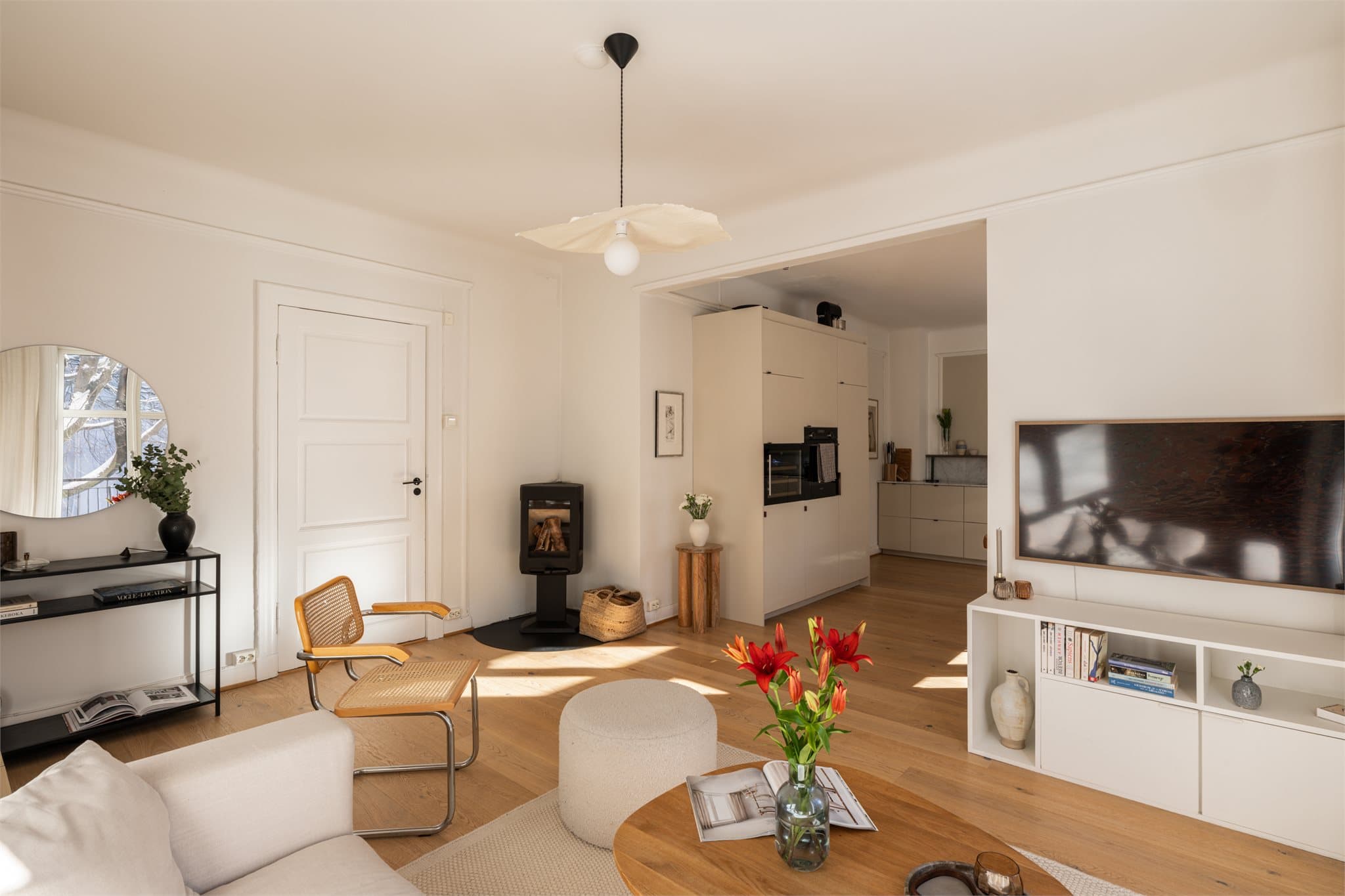 Det er montert peis som gir lun og behagelig atmosfære på kaldere dager.