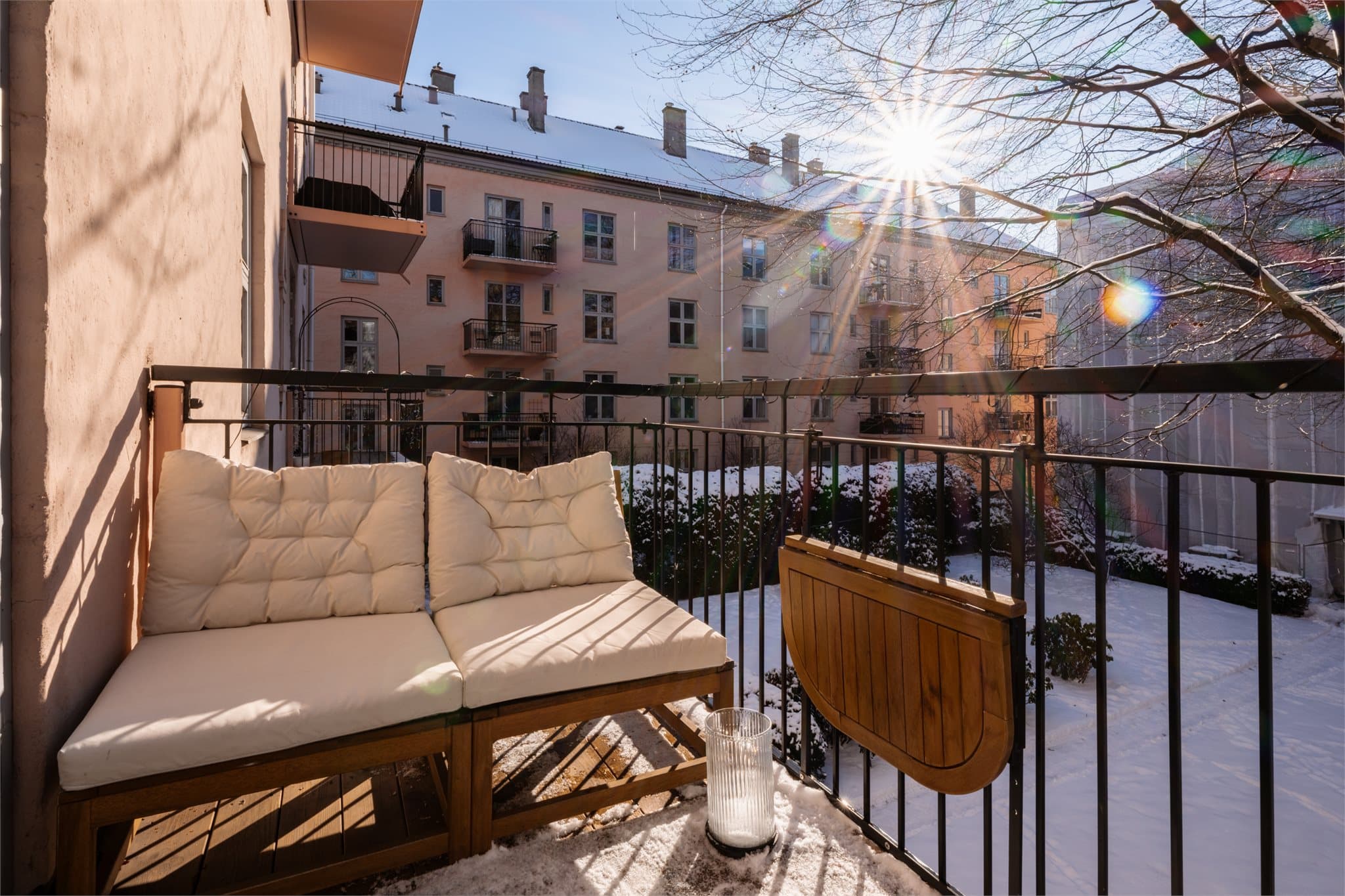 Balkongen ligger sørvestvendt og har fantastisk utsikt mot idyllisk bakgård både sommer og vinter.