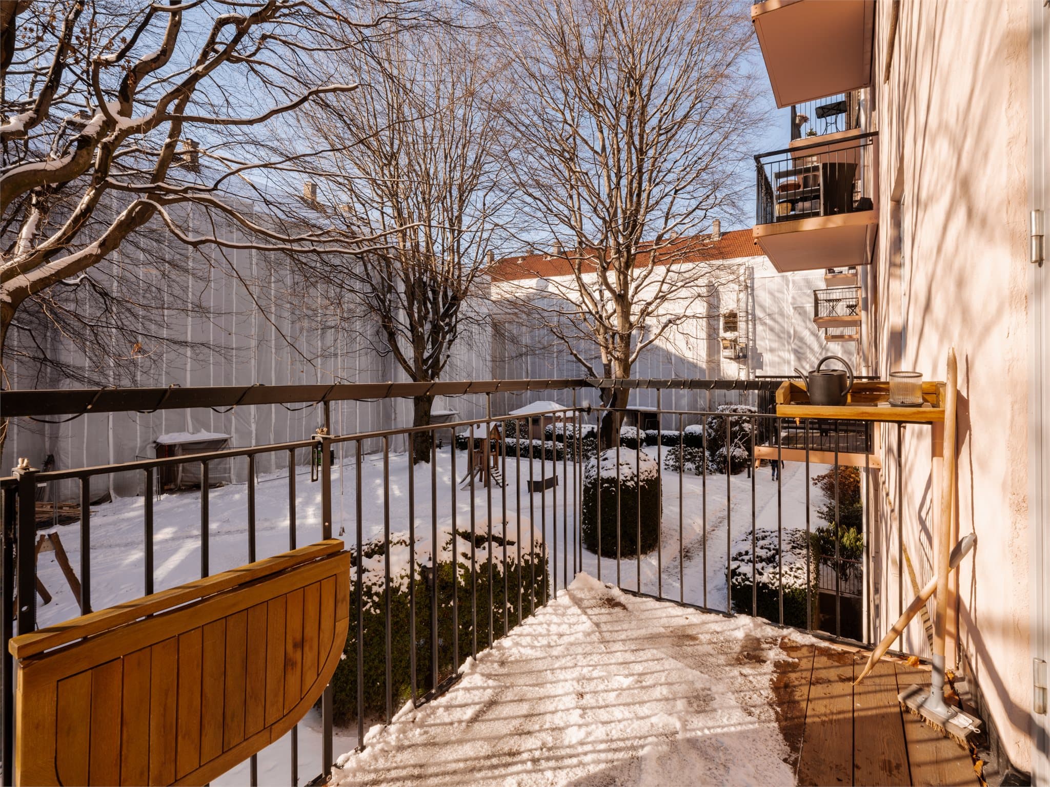 Sørvestvendt balkong fra 2016, ideell for morgenkaffen og lange kvelder.