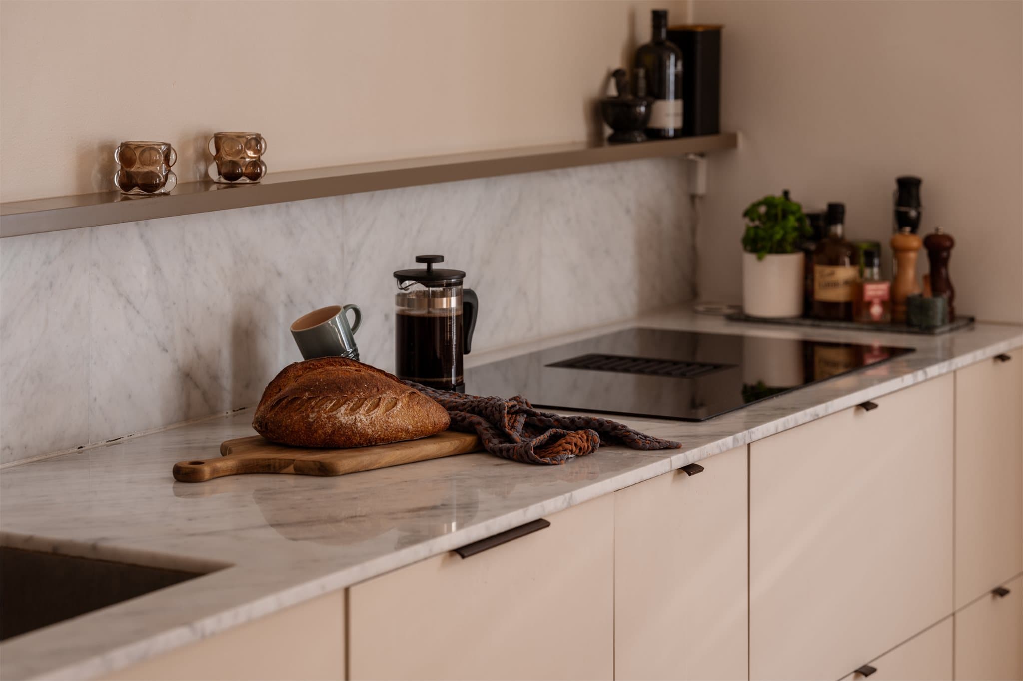 Lekker benkeplate og "backsplash" i marmor.