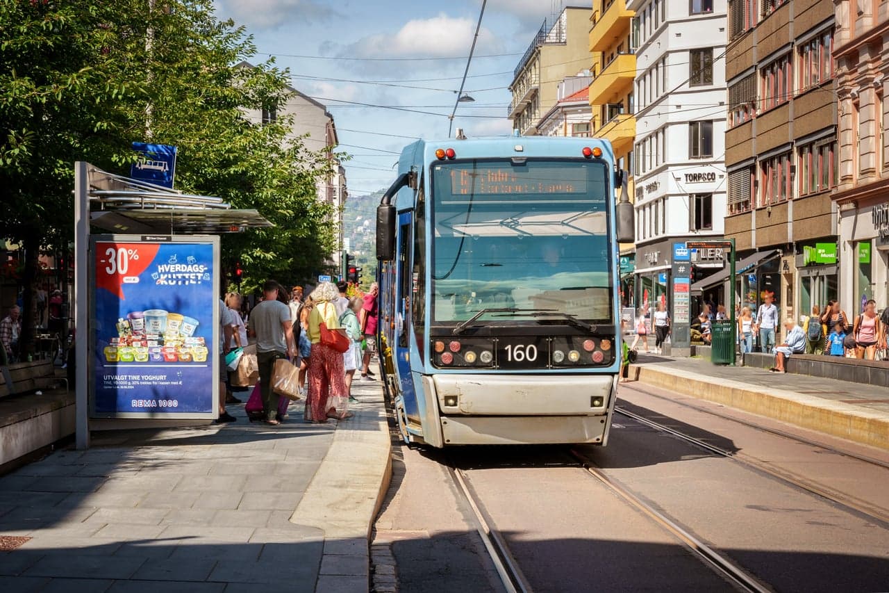 Det er kort vei til offentlig kommunikasjon og "alt" av servicetilbud.