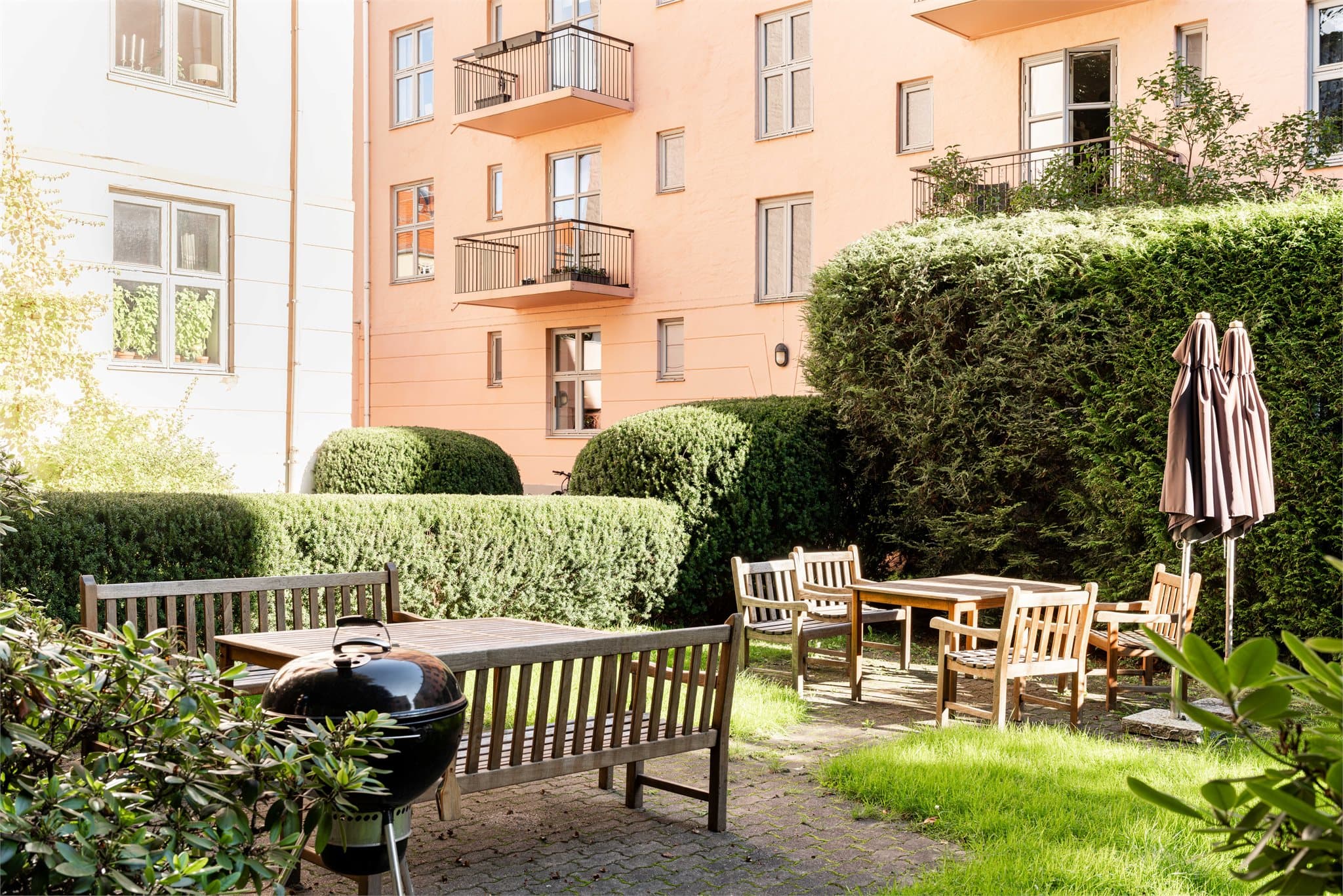 Herlig skjermet bakgård tilrettelagt for hygge for beboerne.