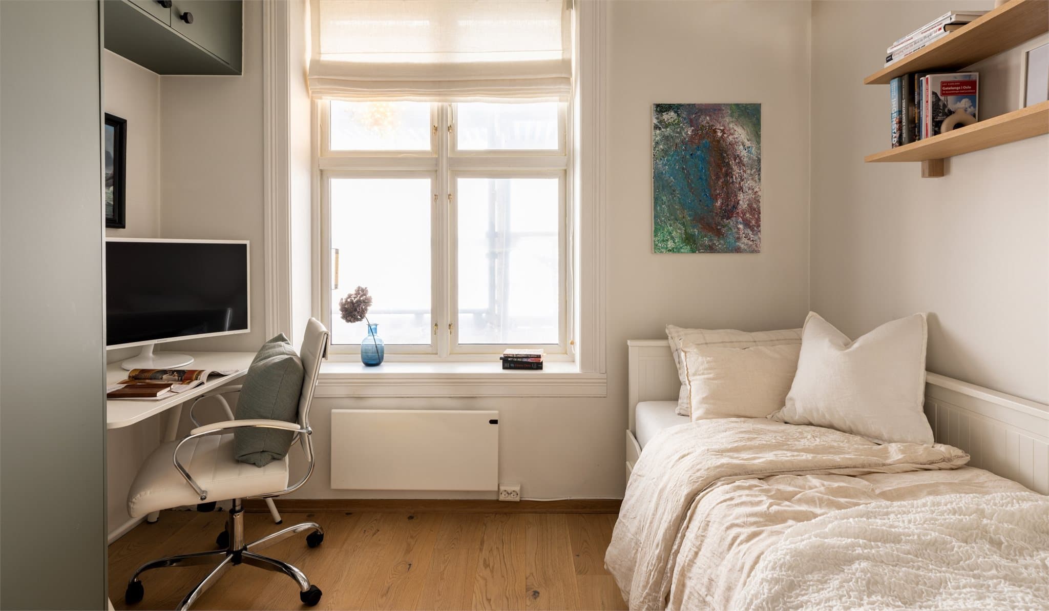 Leilighetens andre soverom er også av god størrelse med god plass til kontor og seng som kan slås ut til dobbeltseng.