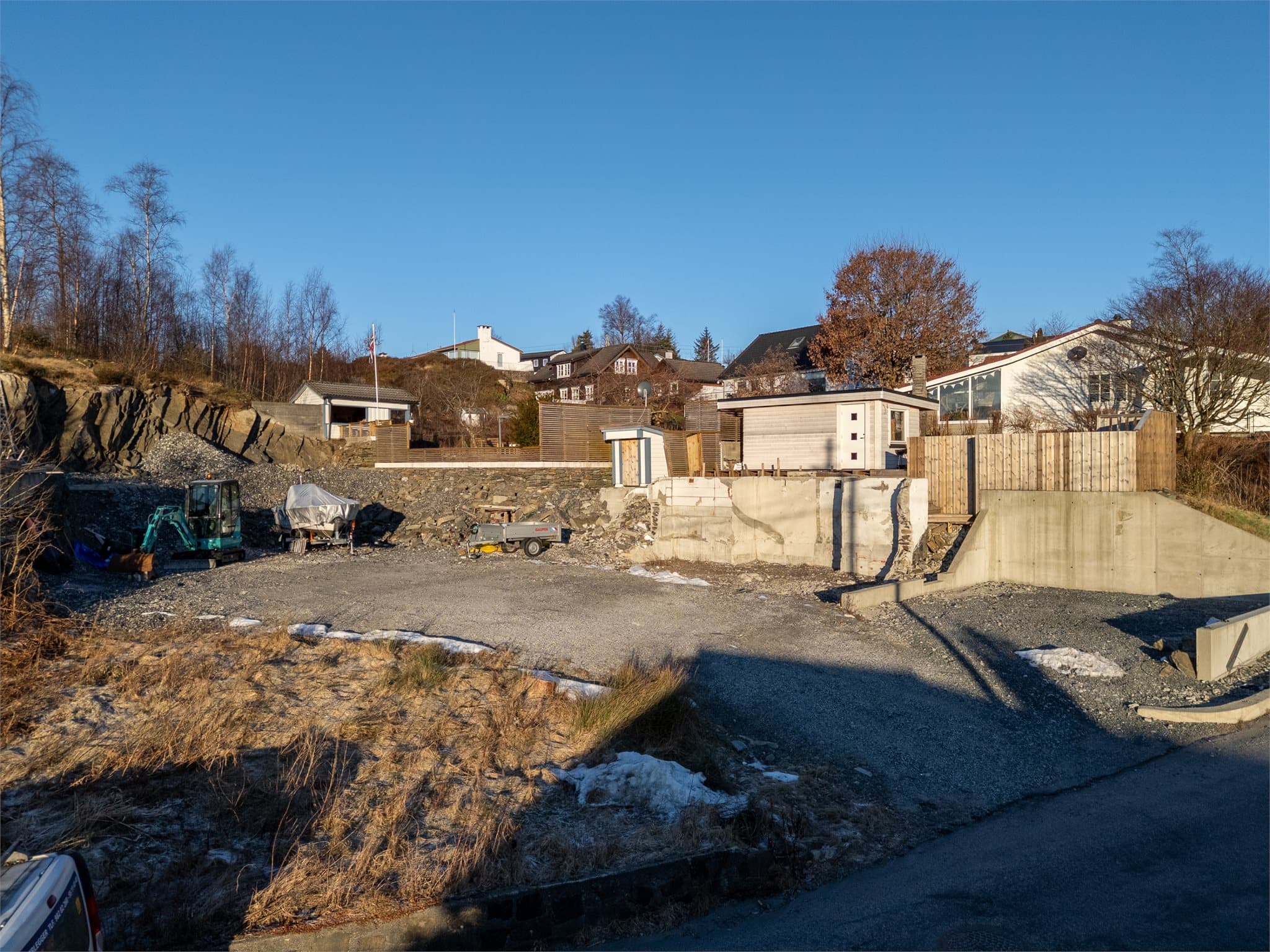 - Mulighet for en pent opparbeidet tomt med parkeringsmuligheter og grøntområde -