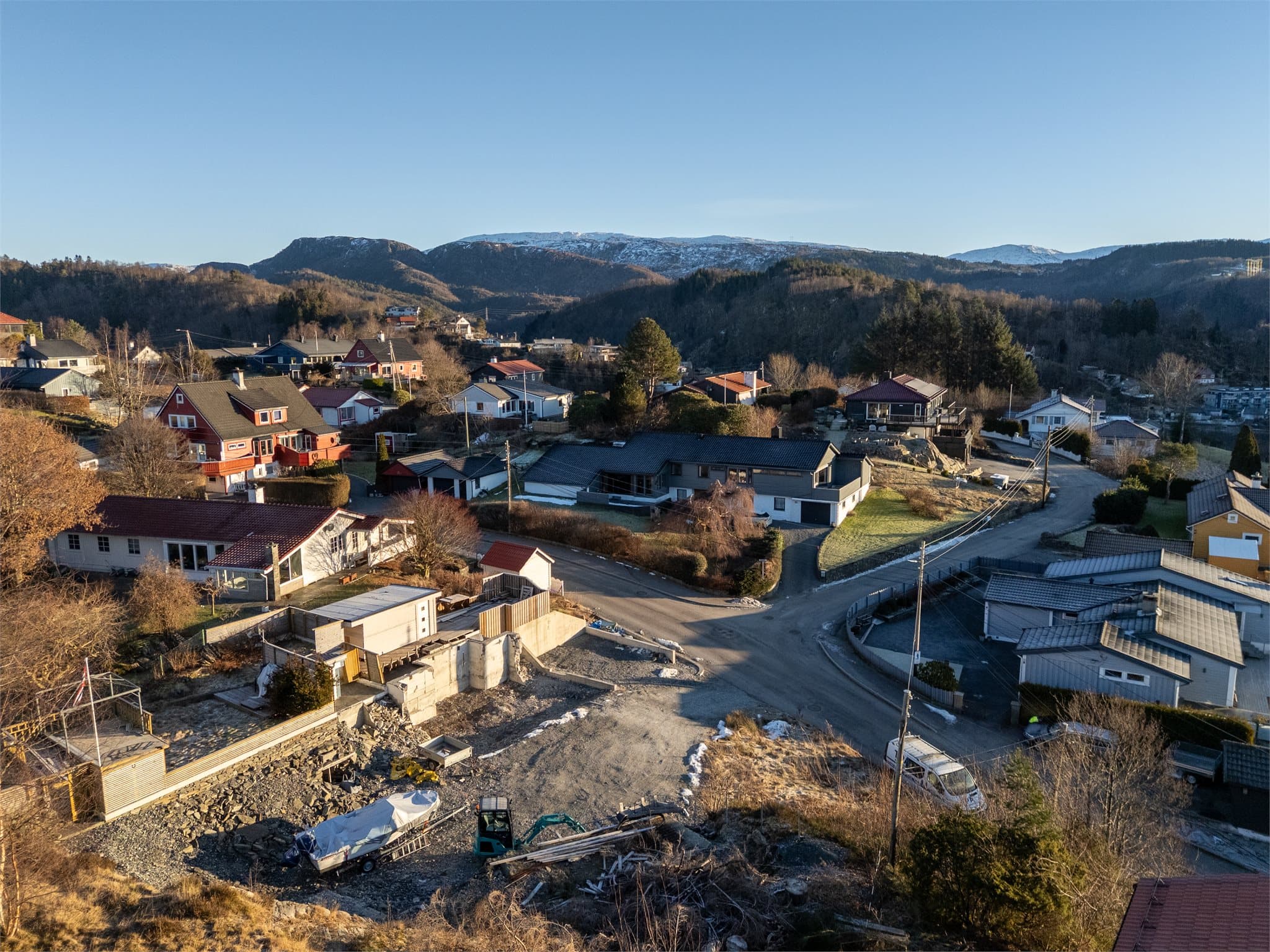 - For et bredt servicetilbud finner man Lagunen Storsenter/Laguneparken 12 minutter unna med bil -