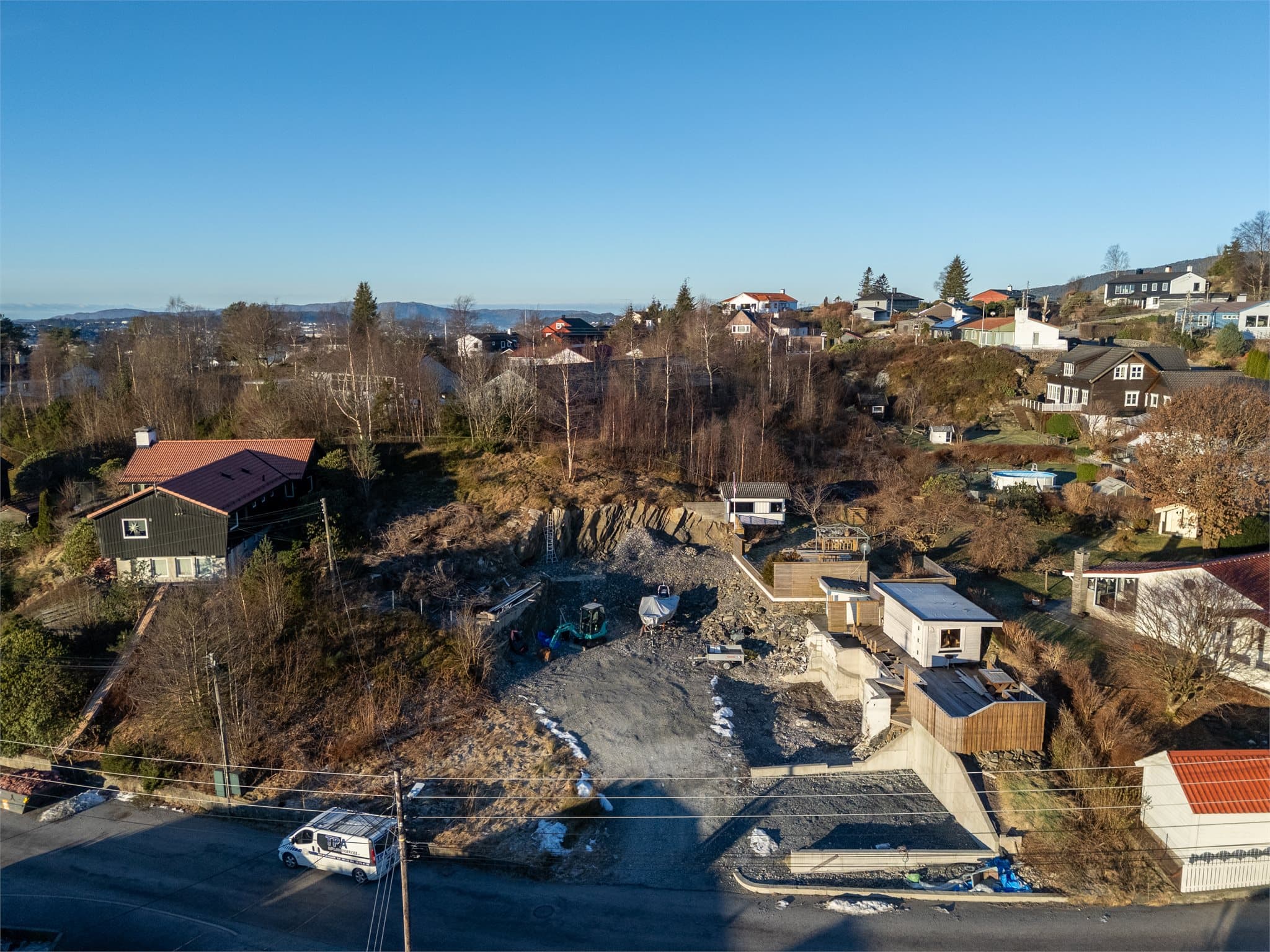 - Fra tomten er det 13 min gange til Rema 1000 Elvenesvegen -