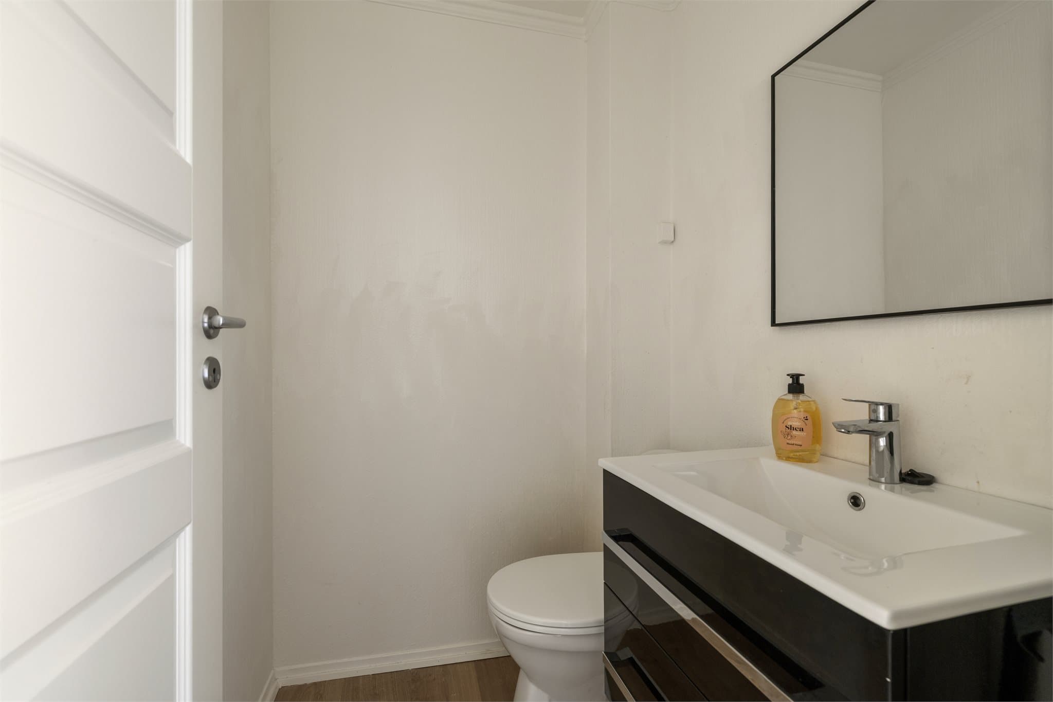 Leiligheten har også en WC i tillegg til badet.