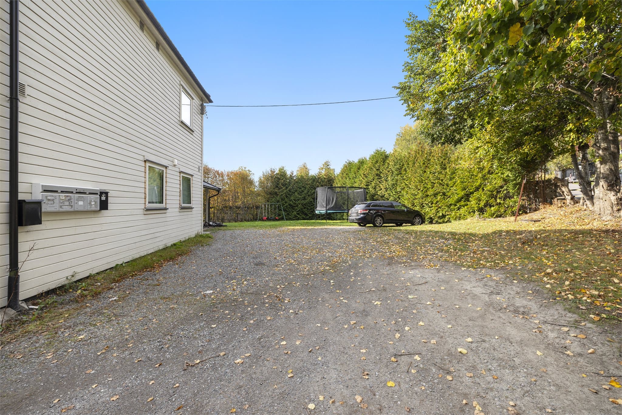 Leiligheten disponerer parkeringsmulighet på sameiets felles gårdsplass.