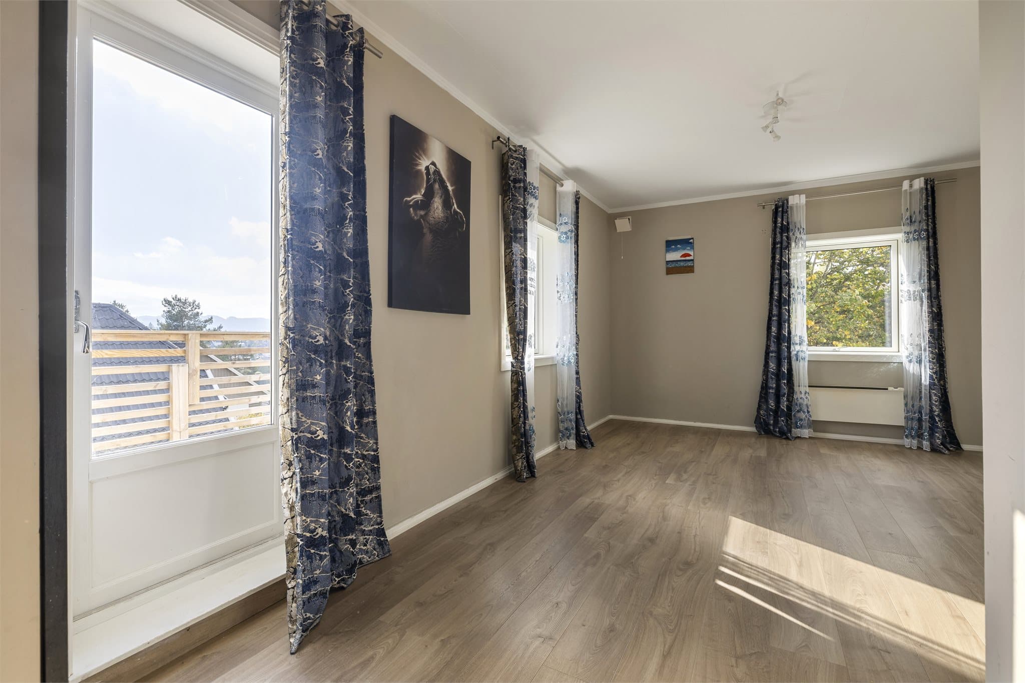 Fra leiligheten er det tilgang til veranda på ca. 8 m².