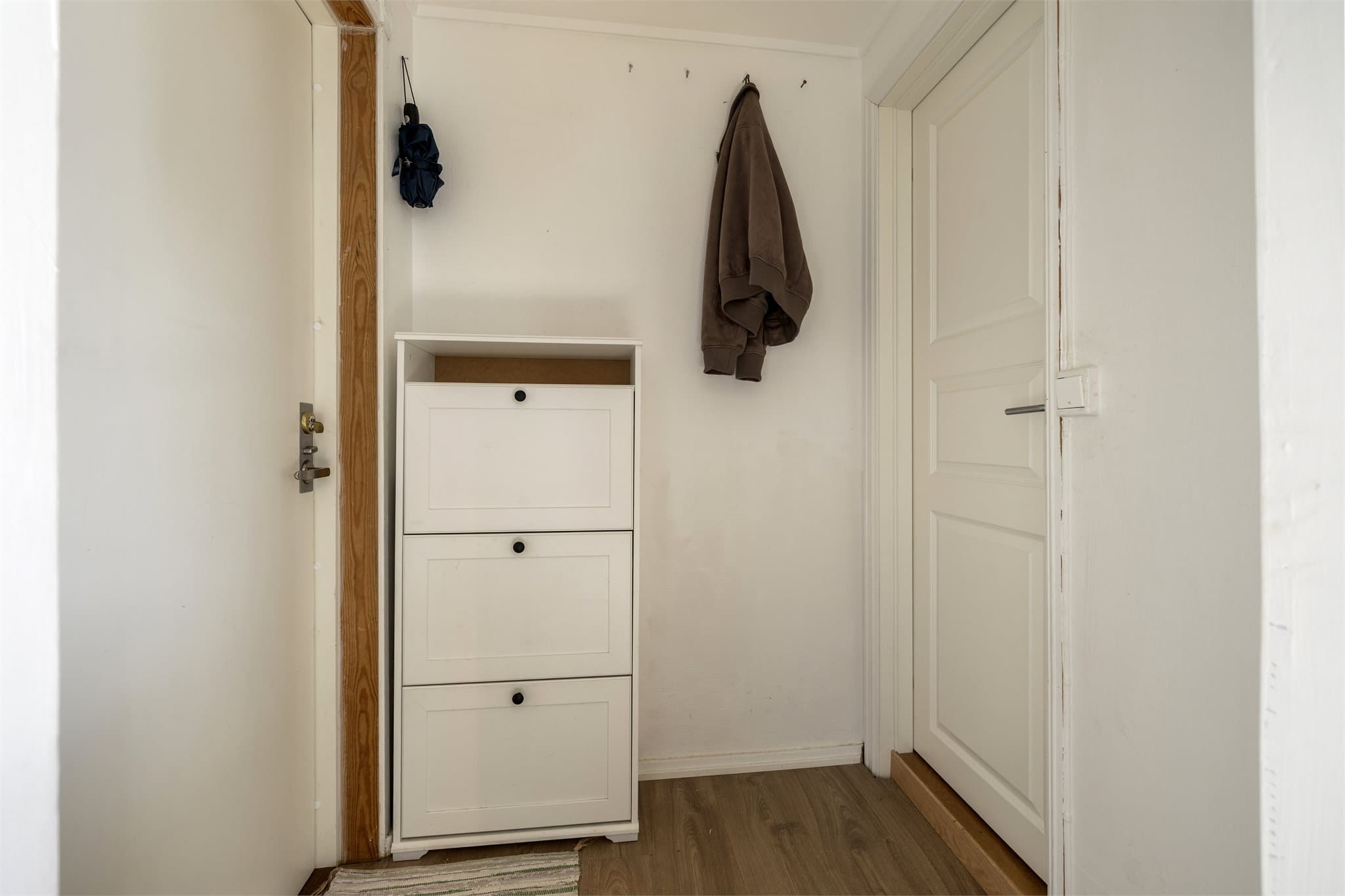 Praktisk entré med god plass til yttertøy og sko.