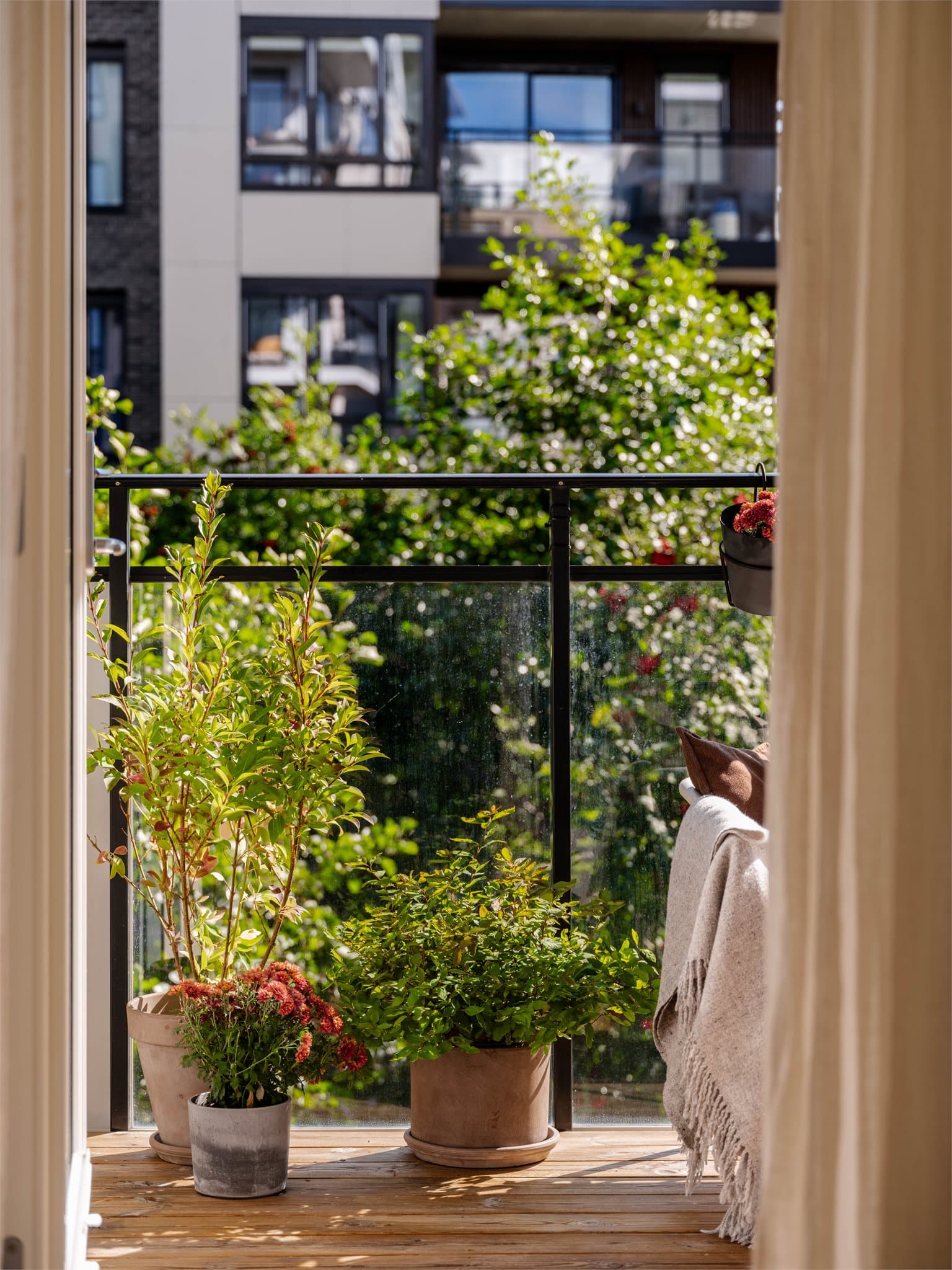 Fra stuen er det direkte utgang til balkongen, som blir en naturlig forlengelse av oppholdsrommet på fine dager.
