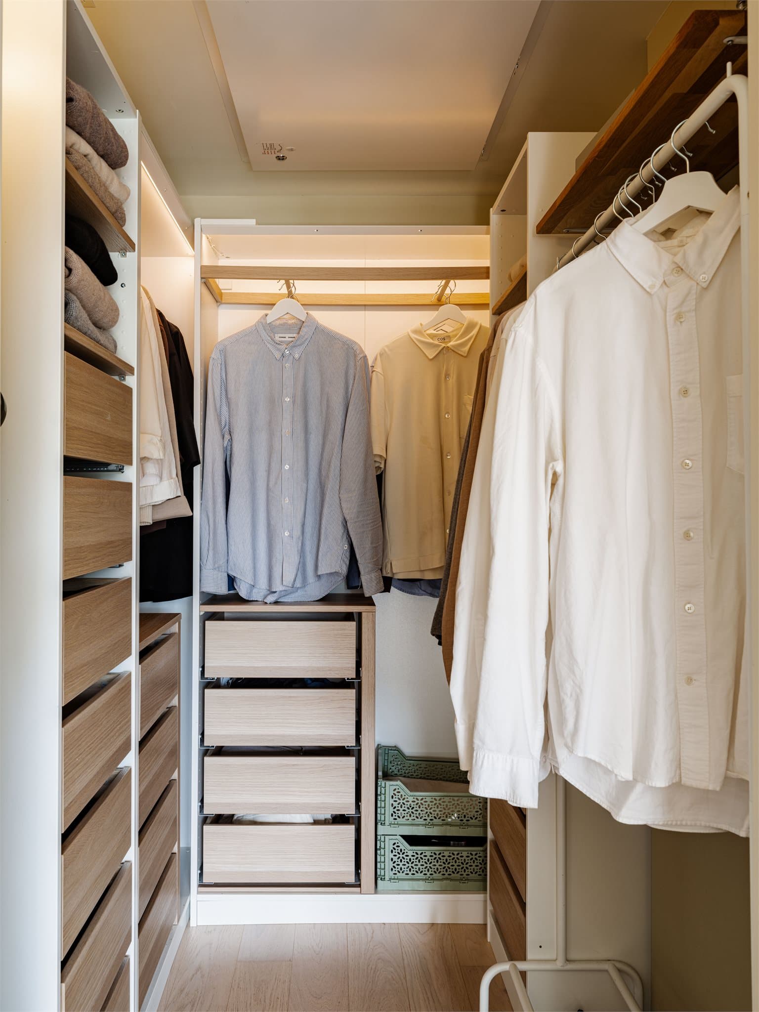 Boden er innredet som et praktisk walk-in closet med svært god utnyttelse av plassen.