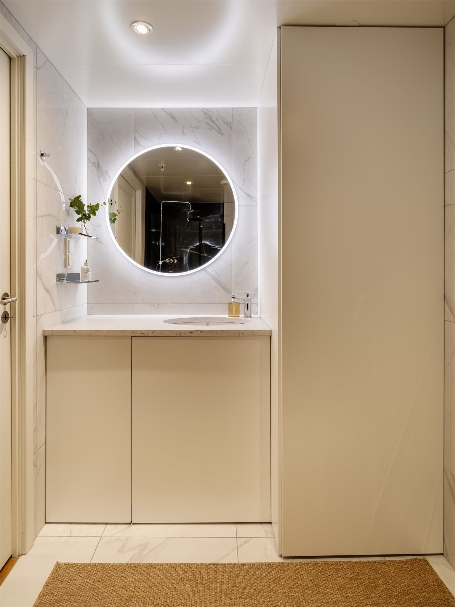 Plassbygd innredning og stilrene detaljer.