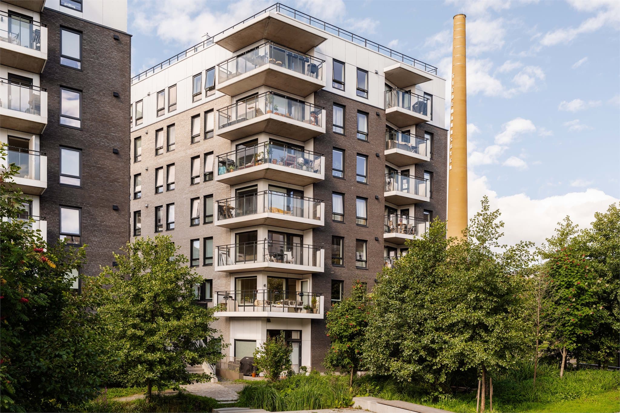 Leiligheten ligger i et nyere og moderne bygg fra 2019.