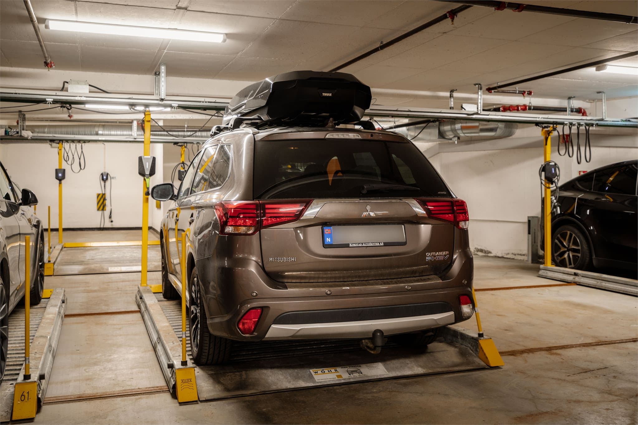 Det medfølger egen parkeringsplass i flåtesystem, utstyrt med elbillader. Plassen har god bredde og luft rundt bilen, slik at det er enkelt å parkere og åpne bildørene helt.