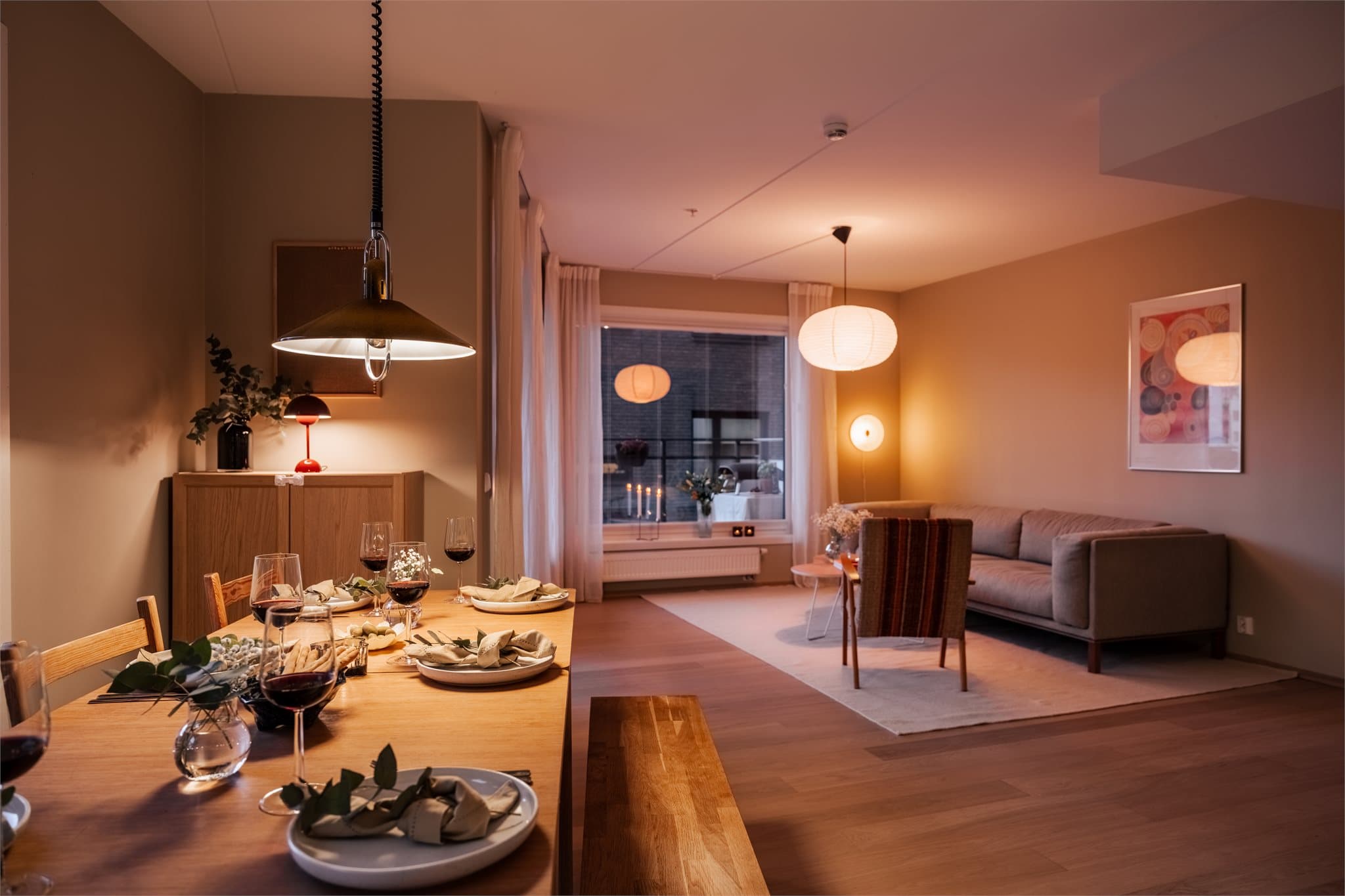 Leiligheten varmes opp med fjernvarme, som gir en behagelig og jevn varme gjennom boligen.