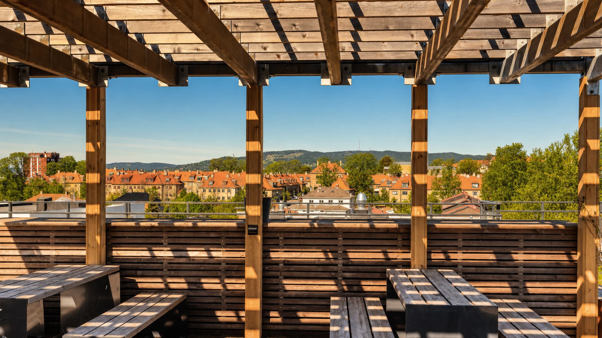Her er det rikelig med plass til både avslapning og sosiale sammenkomster, med flere sittegrupper og solsenger tilgjengelig.