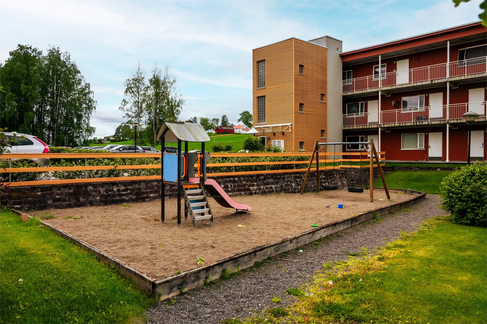 Flott opparbeidet fellesarealer med lekeplass.