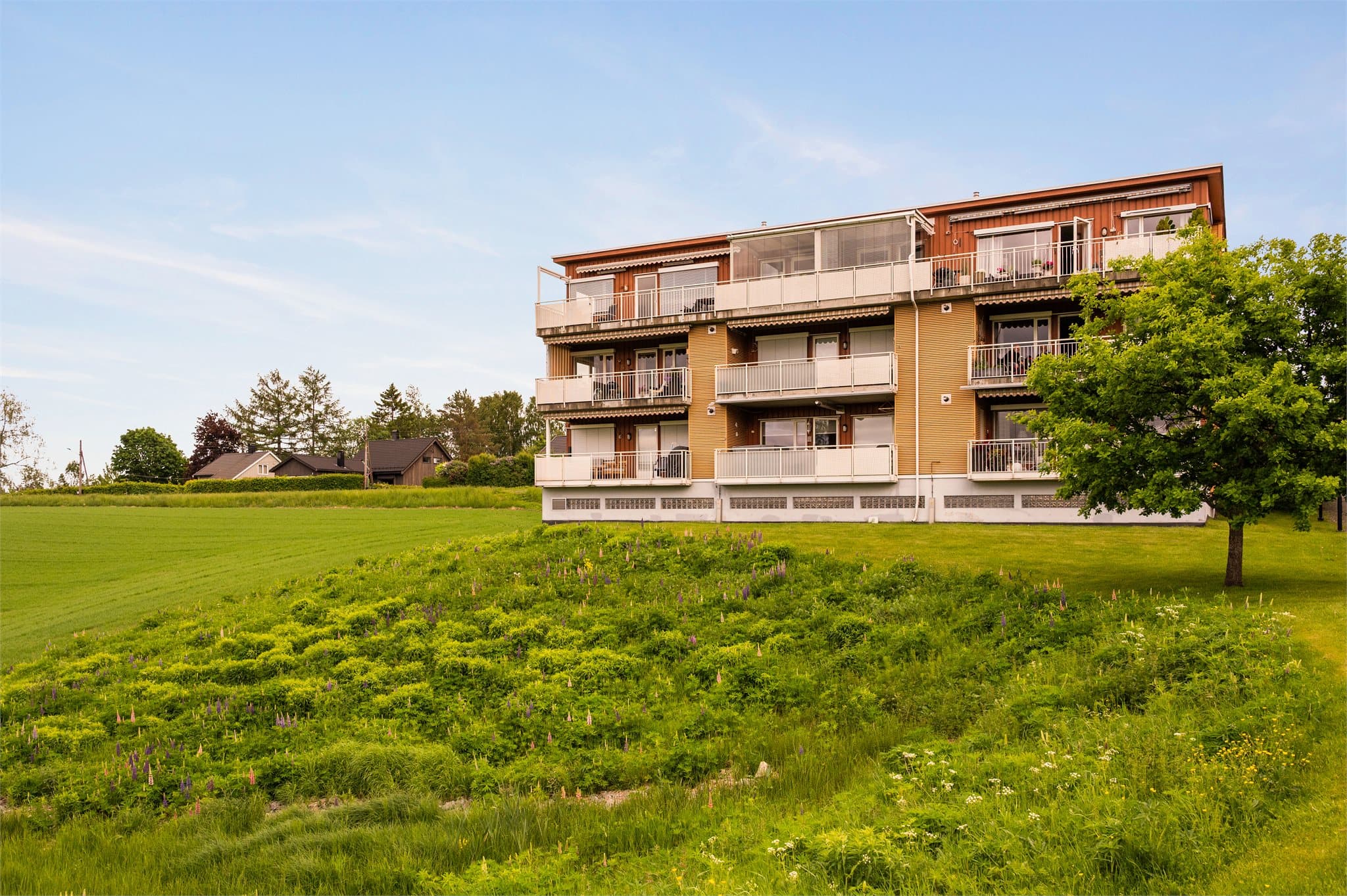 Dette er en flott og innholdsrik 4-roms topp- og endeleilighet i Riddertunet boligsameie. Leiligheten ligger i et attraktivt og barnevennlig boligområde på Fetsund i Lillestrøm kommune.
