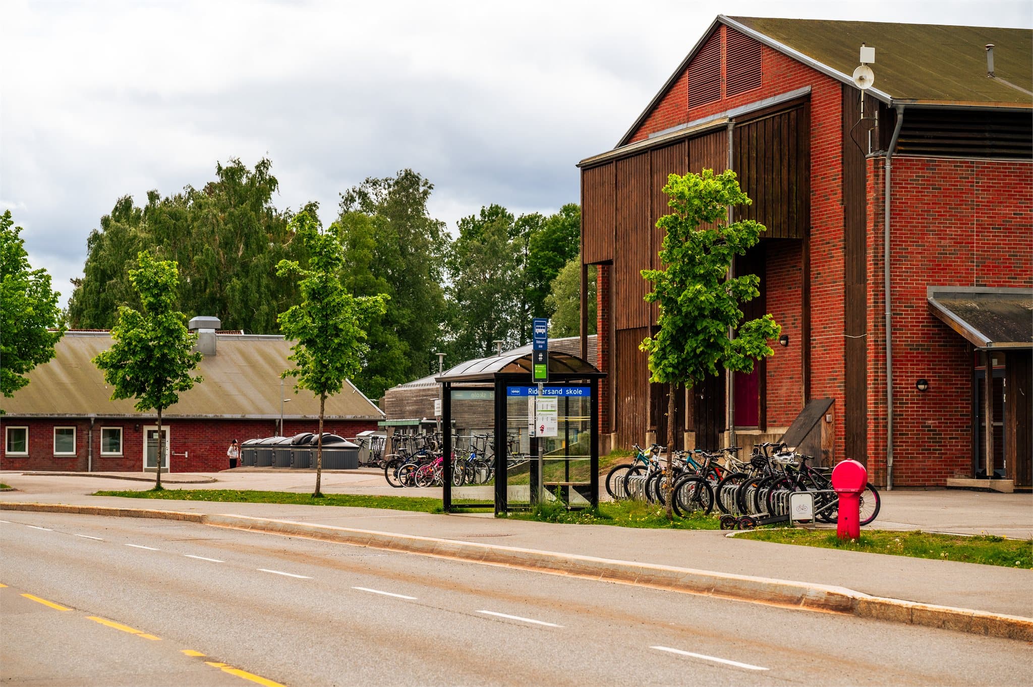 Nærmeste busstopp er Riddersand skole som ligger ca. 300 meter unna leiligheten.