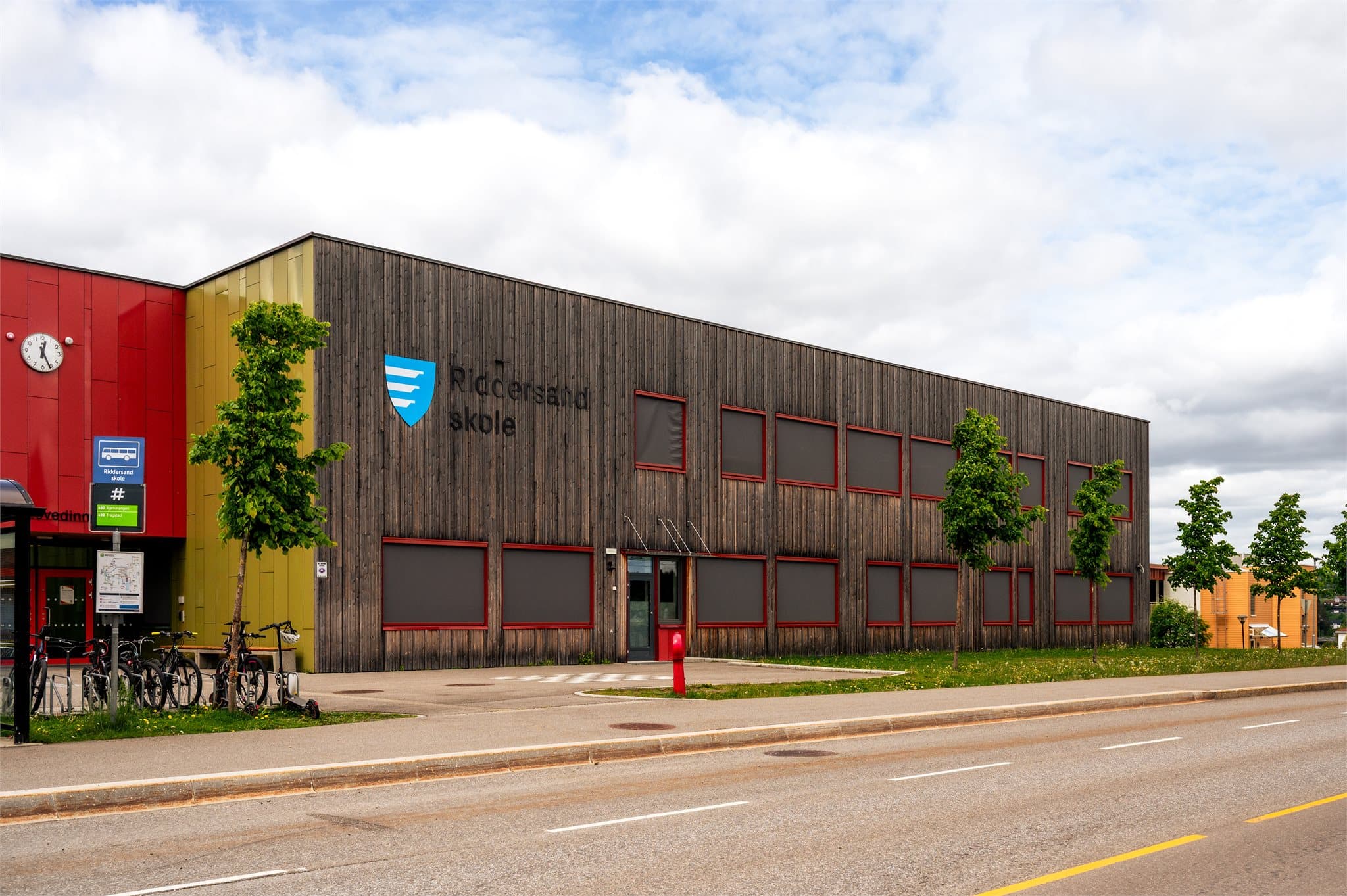Riddersand skole (1-7 kl.) ligger ca. 300 meter unna leiligheten.