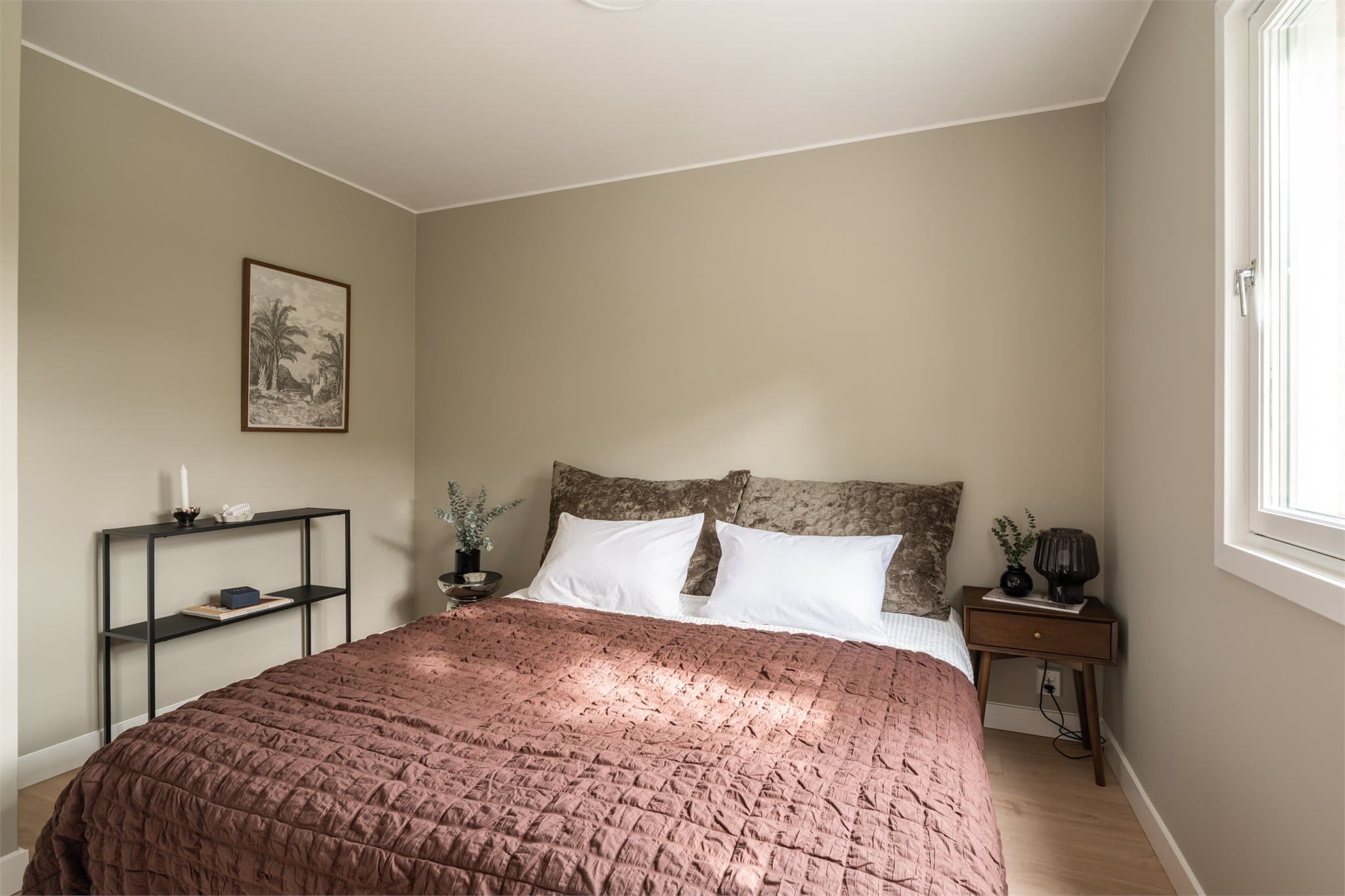 Soverommet har godt med plass og rommer dobbeltseng med tilhørende nattbord.