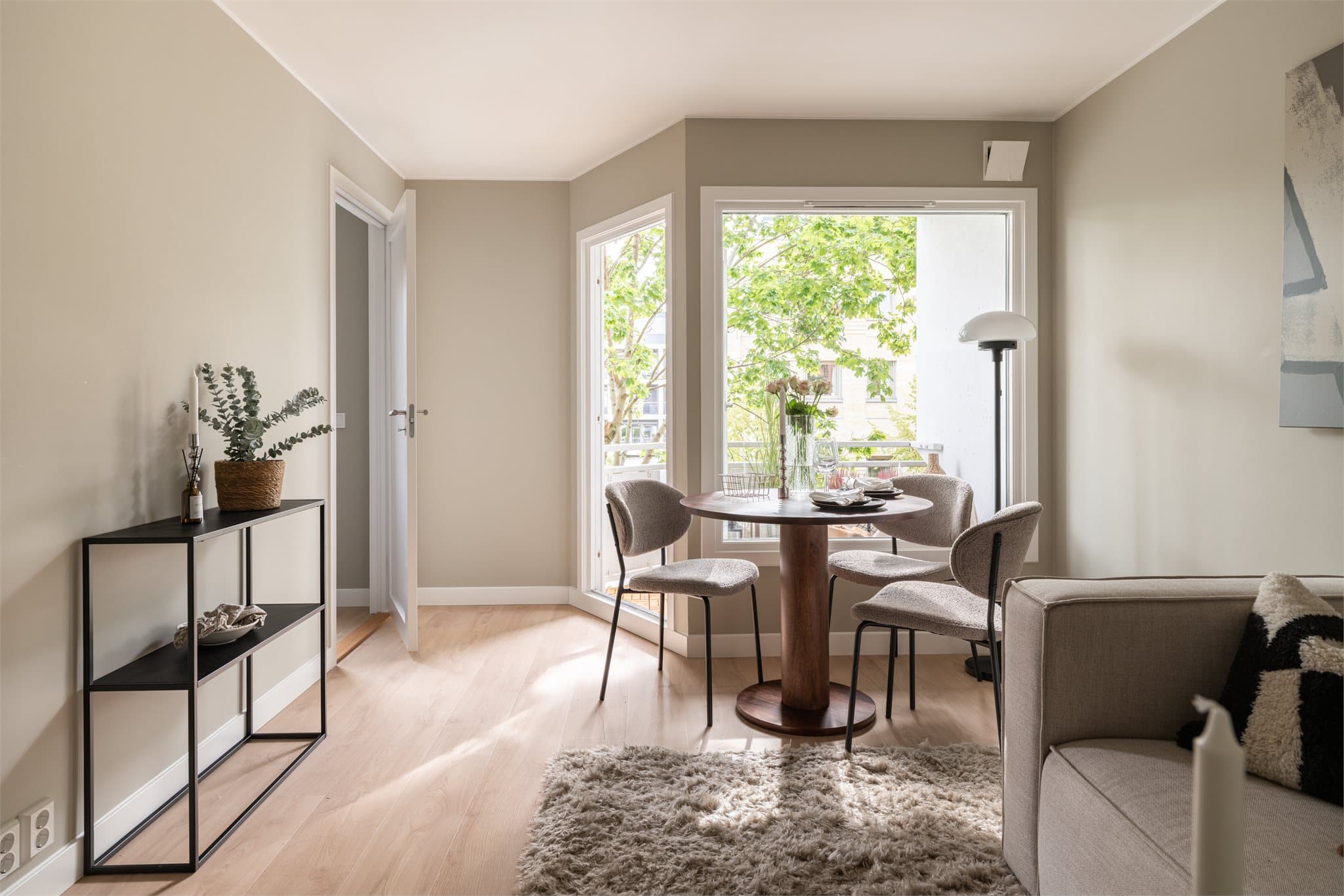 Fra stuen er det utgang til balkongen.