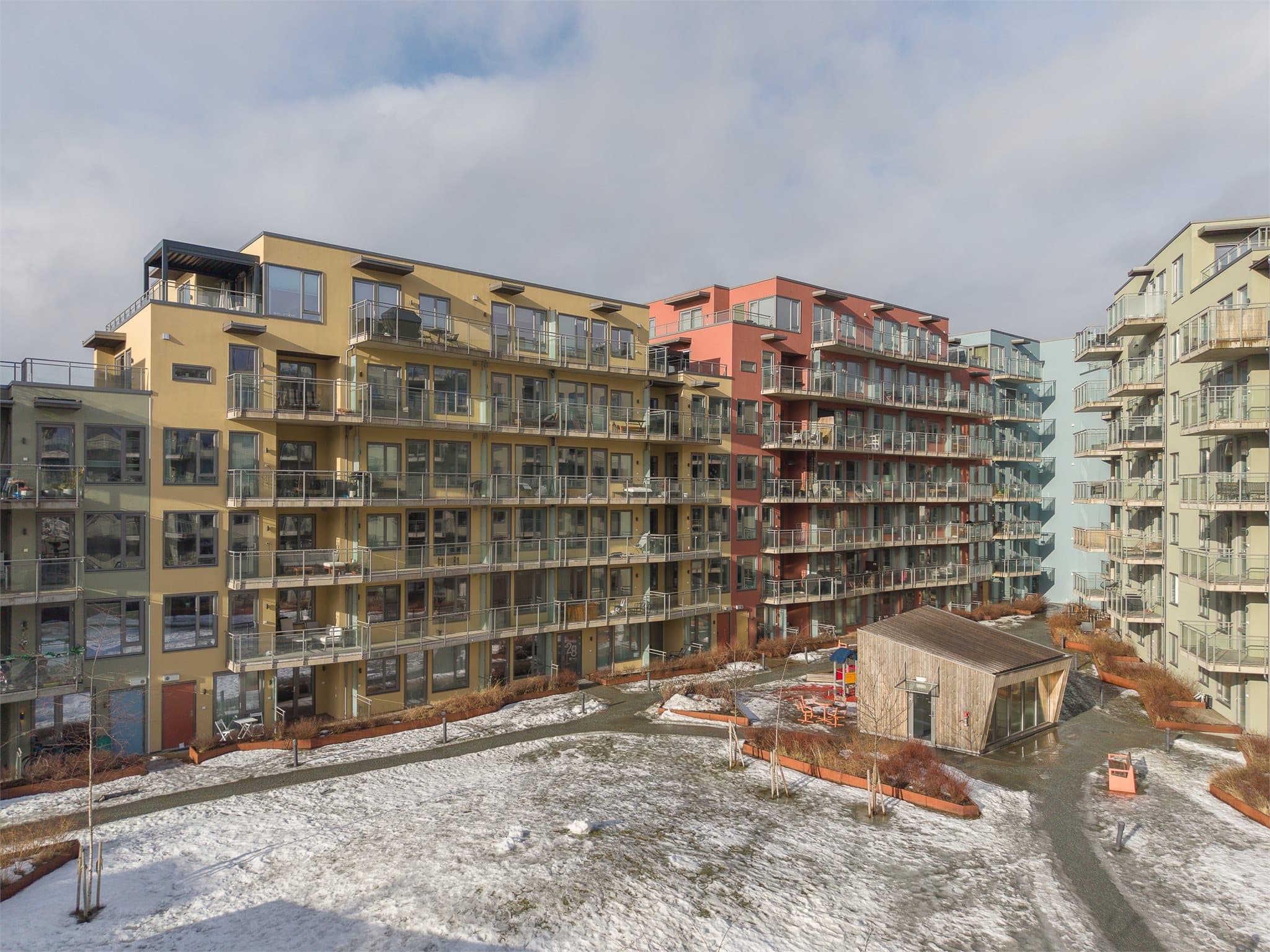 Her bor man sentralt, med umiddelbar nærhet til treningssentre, dagligvarebutikker, bakeri og gode kollektivforbindelser. City Lade ligger i gangavstand fra boligen og tilbyr et bredt utvalg av butikker og restauranter.