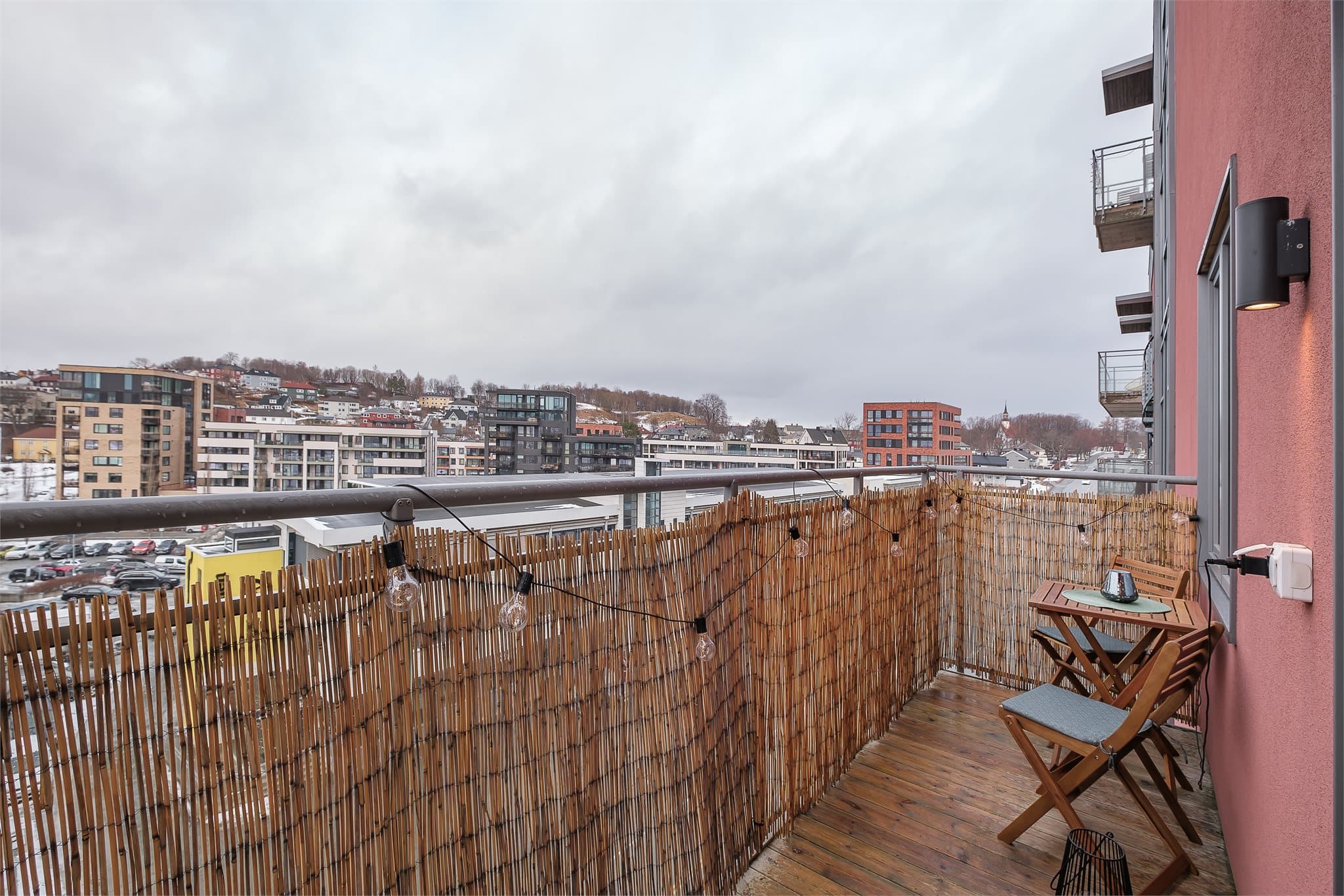 Soverommet har egen utgang til en nordvestvendt balkong på 6 kvm, perfekt for å nyte solen på ettermiddag og kveld.