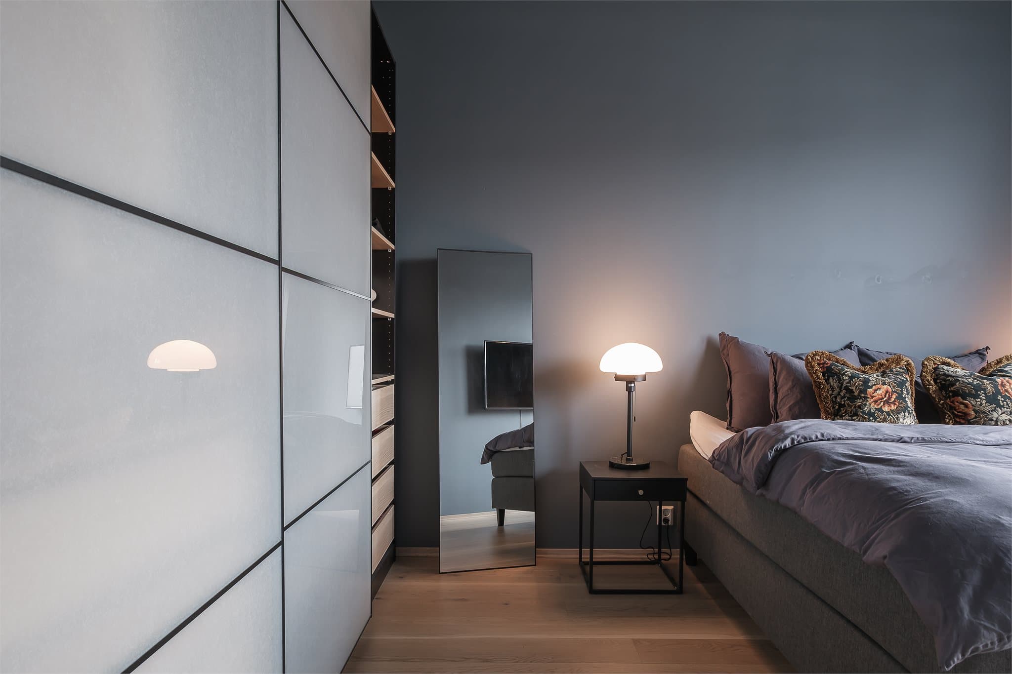 Soverommet har også en stor skyvedørsgarderobe som sørger for rikelig med lagringsplass.