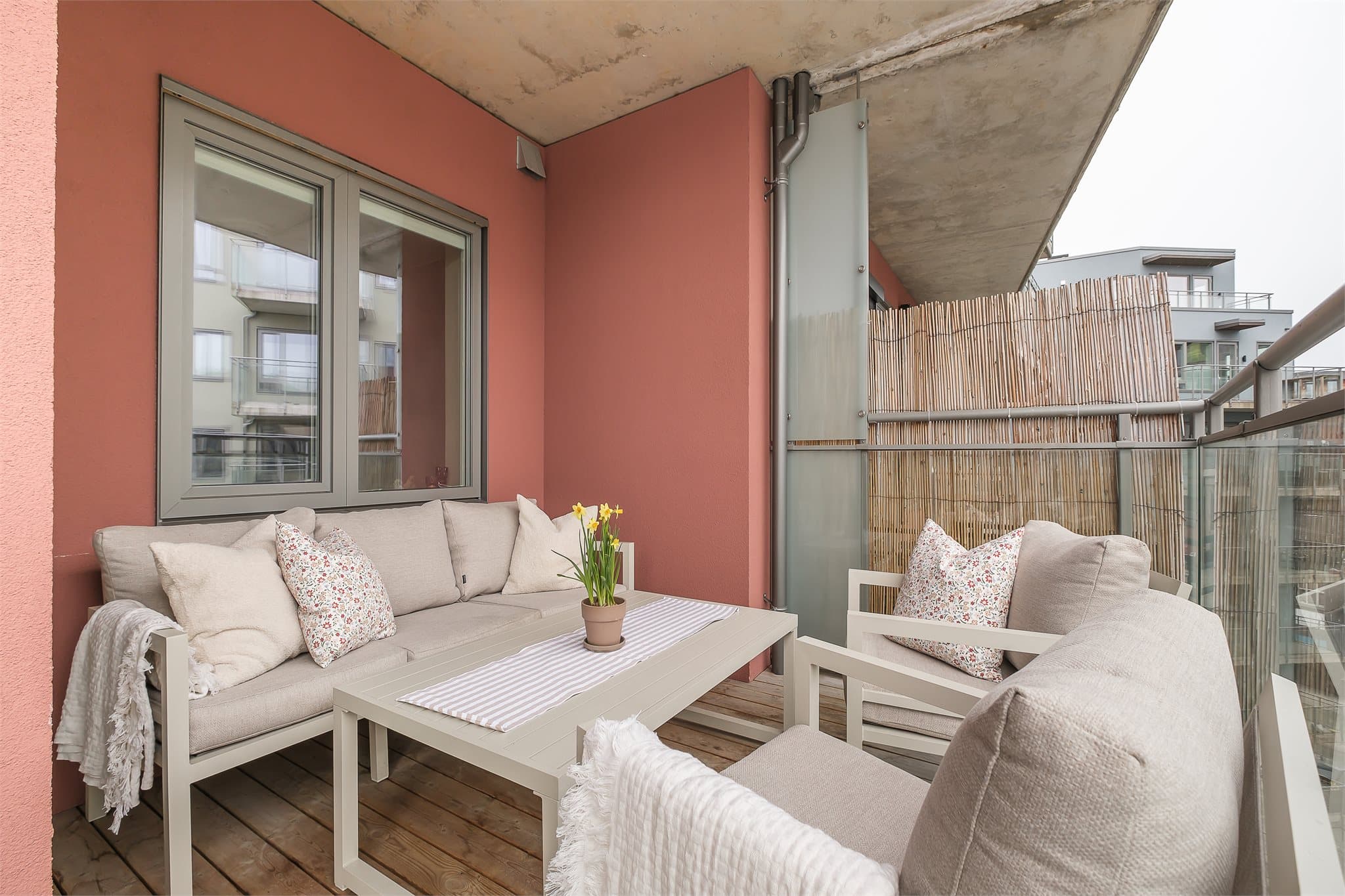 Med balkonger på begge sider av boligen, er det gode muligheter for å nyte solen fra morgen til kveld.