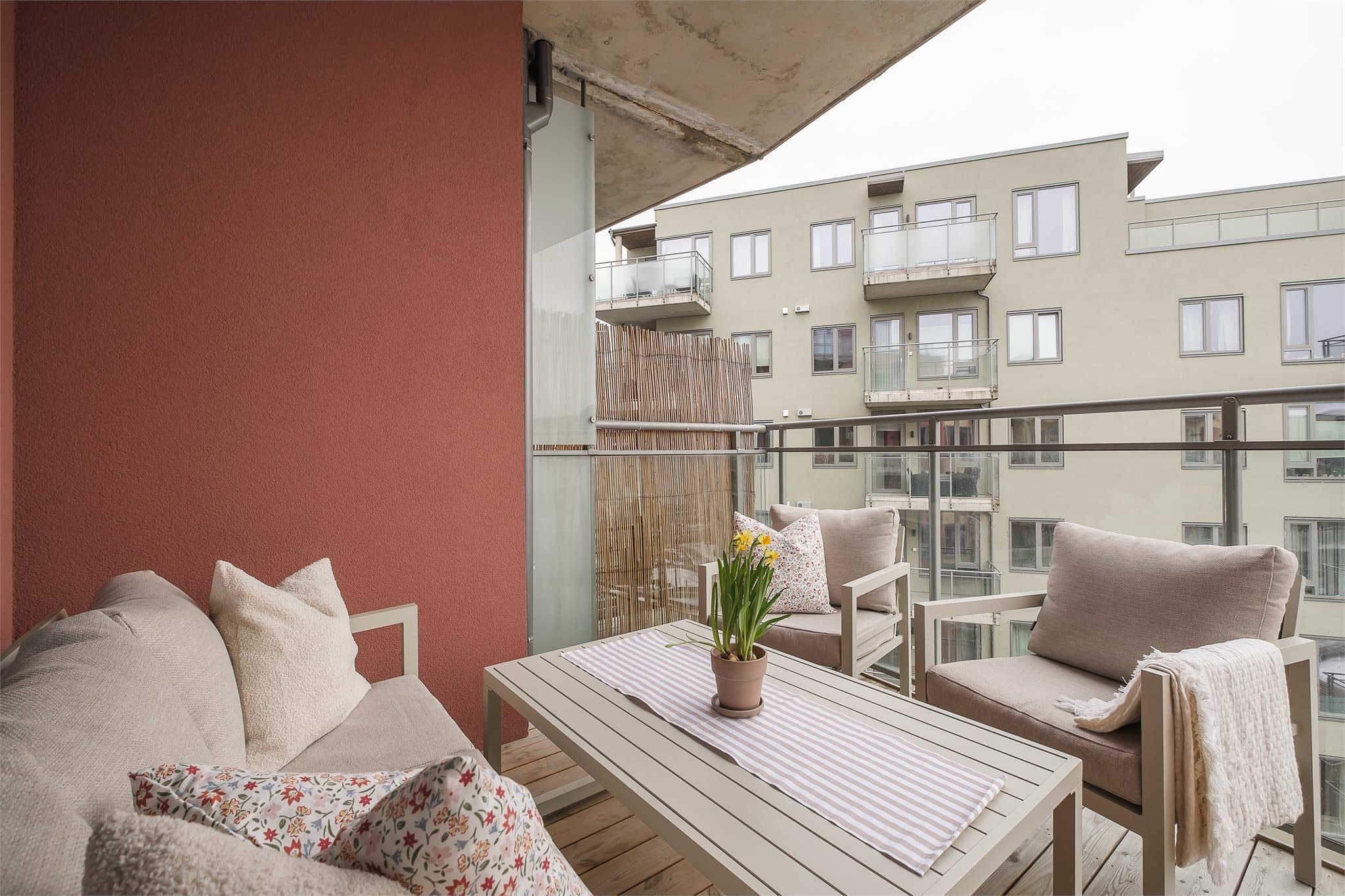 Balkongen kan enkelt innredes etter ønske og behov.