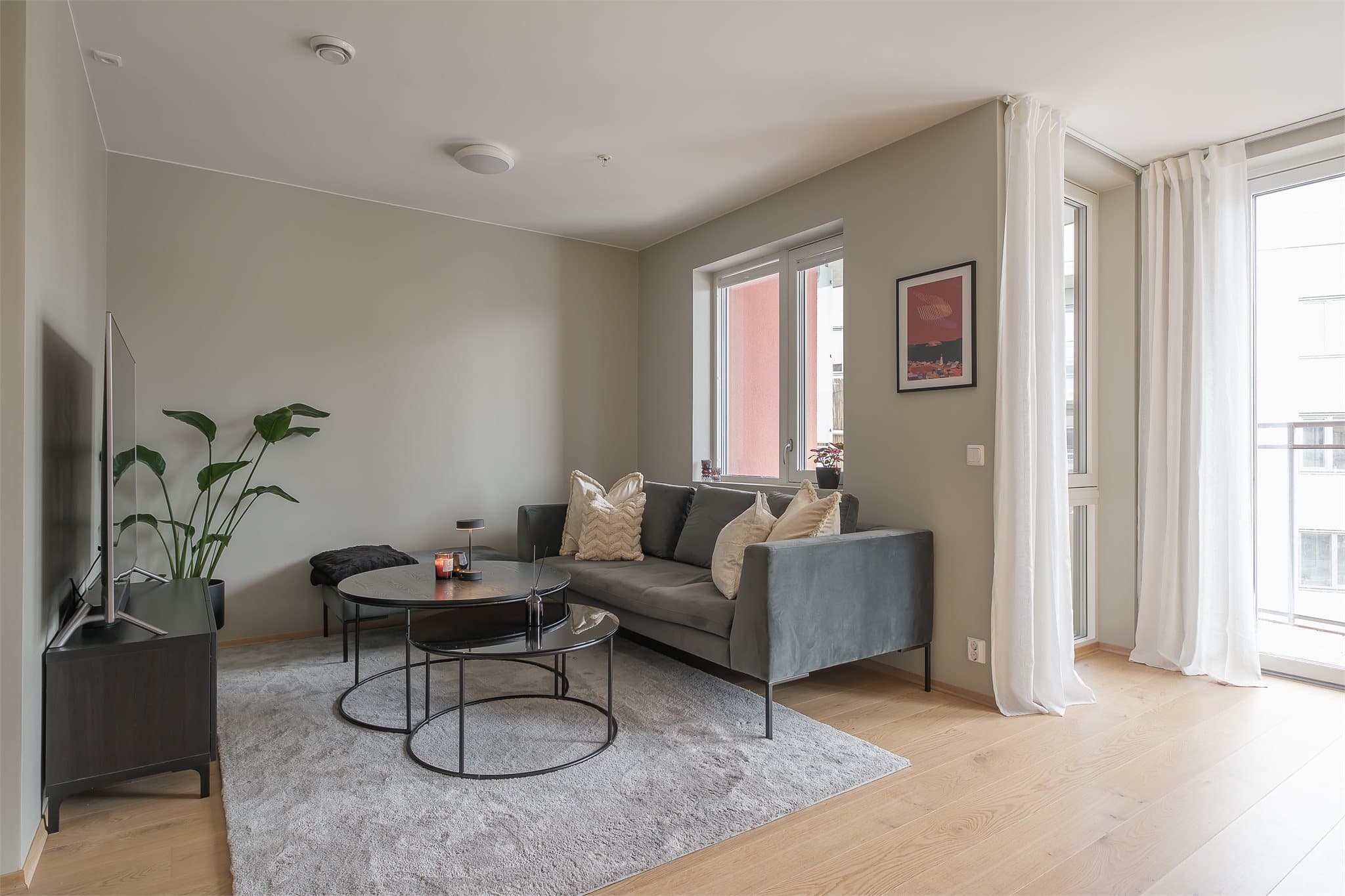 Leiligheten ligger attraktivt i byggets 5. etasje og har parkering i oppvarmet parkeringskjeller.