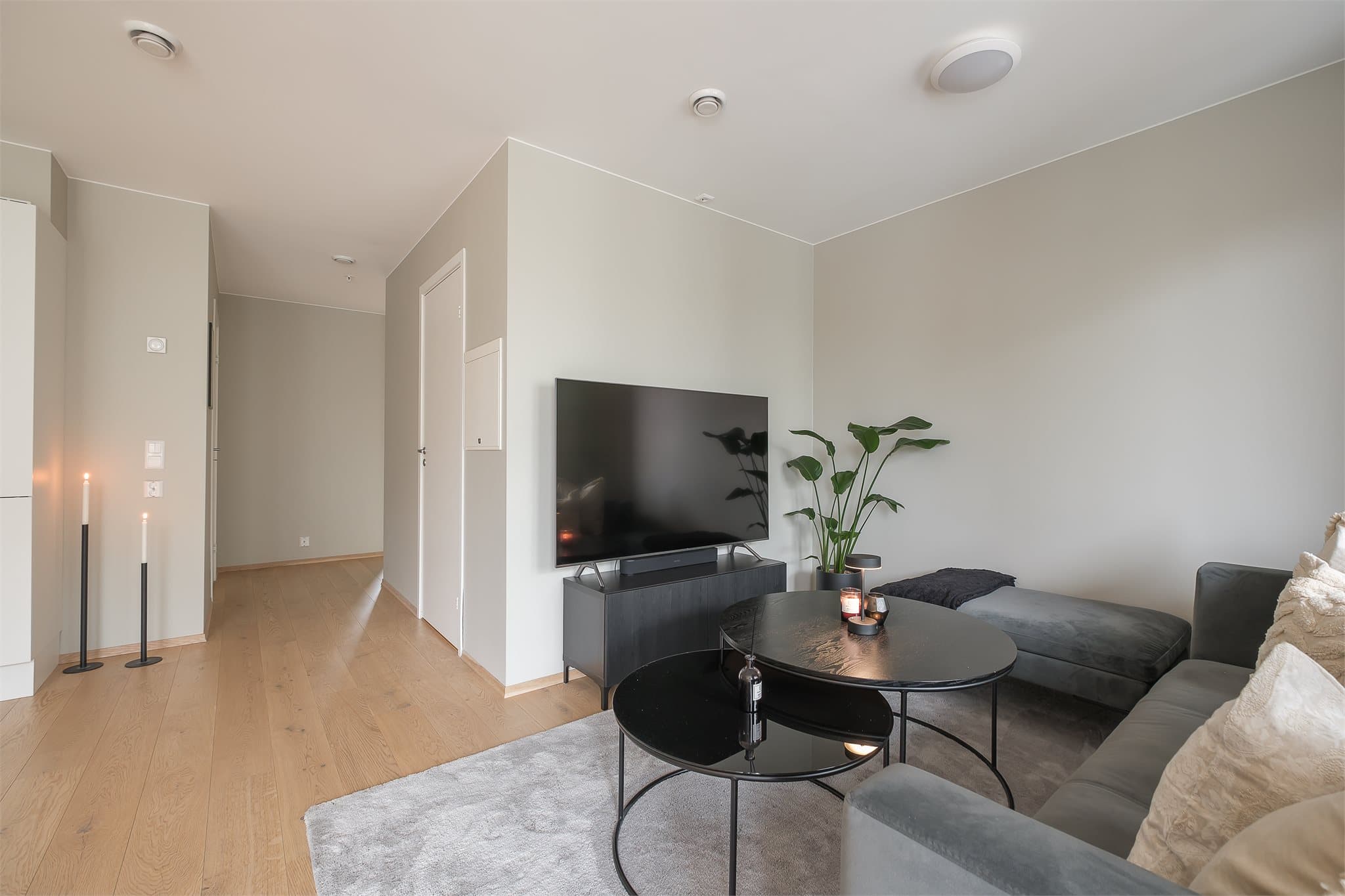 Med byggeår fra 2021 byr boligen på moderne kvaliteter, blant annet fjernvarme, balansert ventilasjon og heisadkomst.