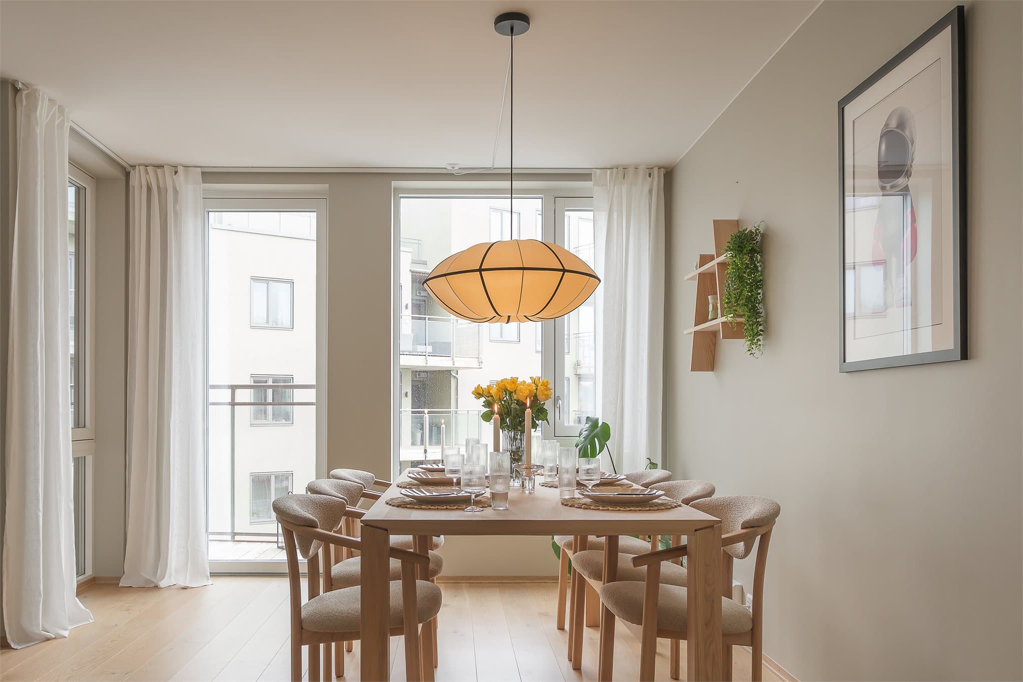 Fra stuen har man utgang til en romslig, sørøstvendt balkong på 10 kvm.