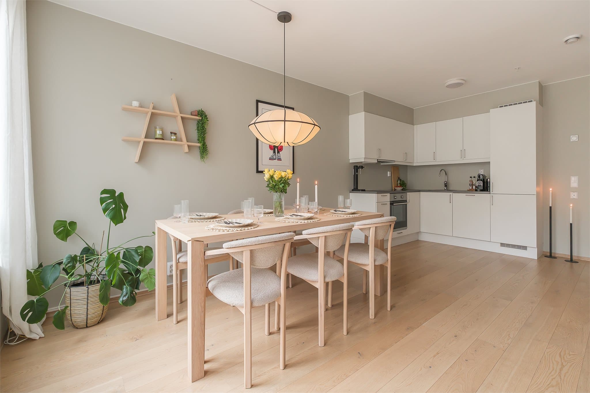 Stue og kjøkken ligger i åpen løsning og måler hele 33 kvm, noe som gir gode muligheter for å møblere i flere soner.