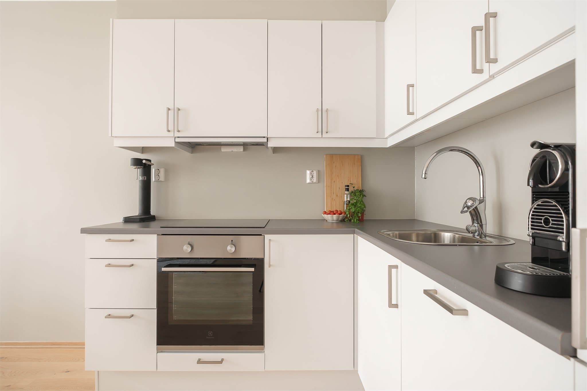 Kjøkkeninnredningen er fra Sigdal med glatte fronter og benkeplate av laminat.