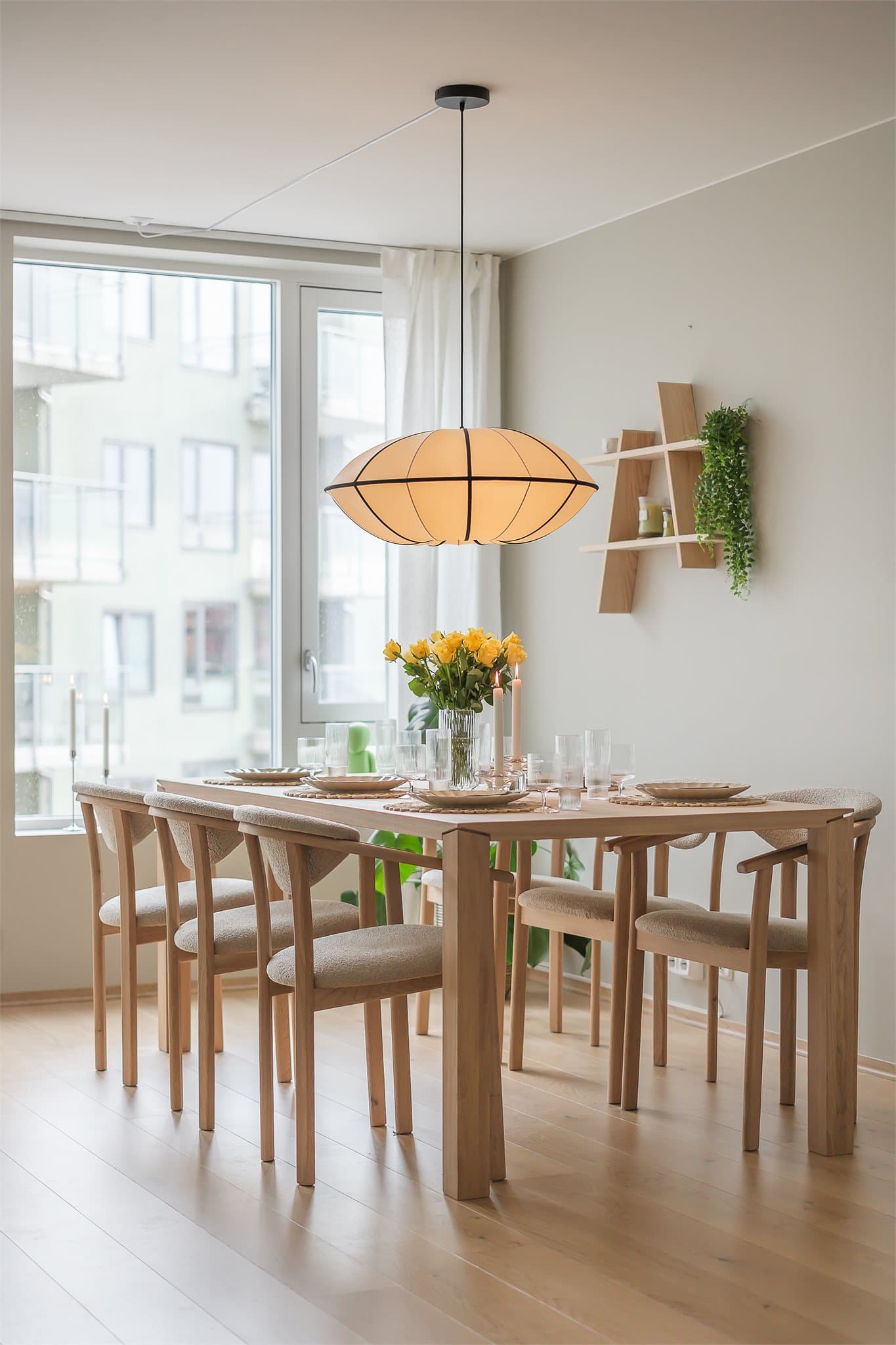 Boligen har gjennomgående parkettgulv som gir et helhetlig og moderne uttrykk, med unntak av badet som er flislagt.