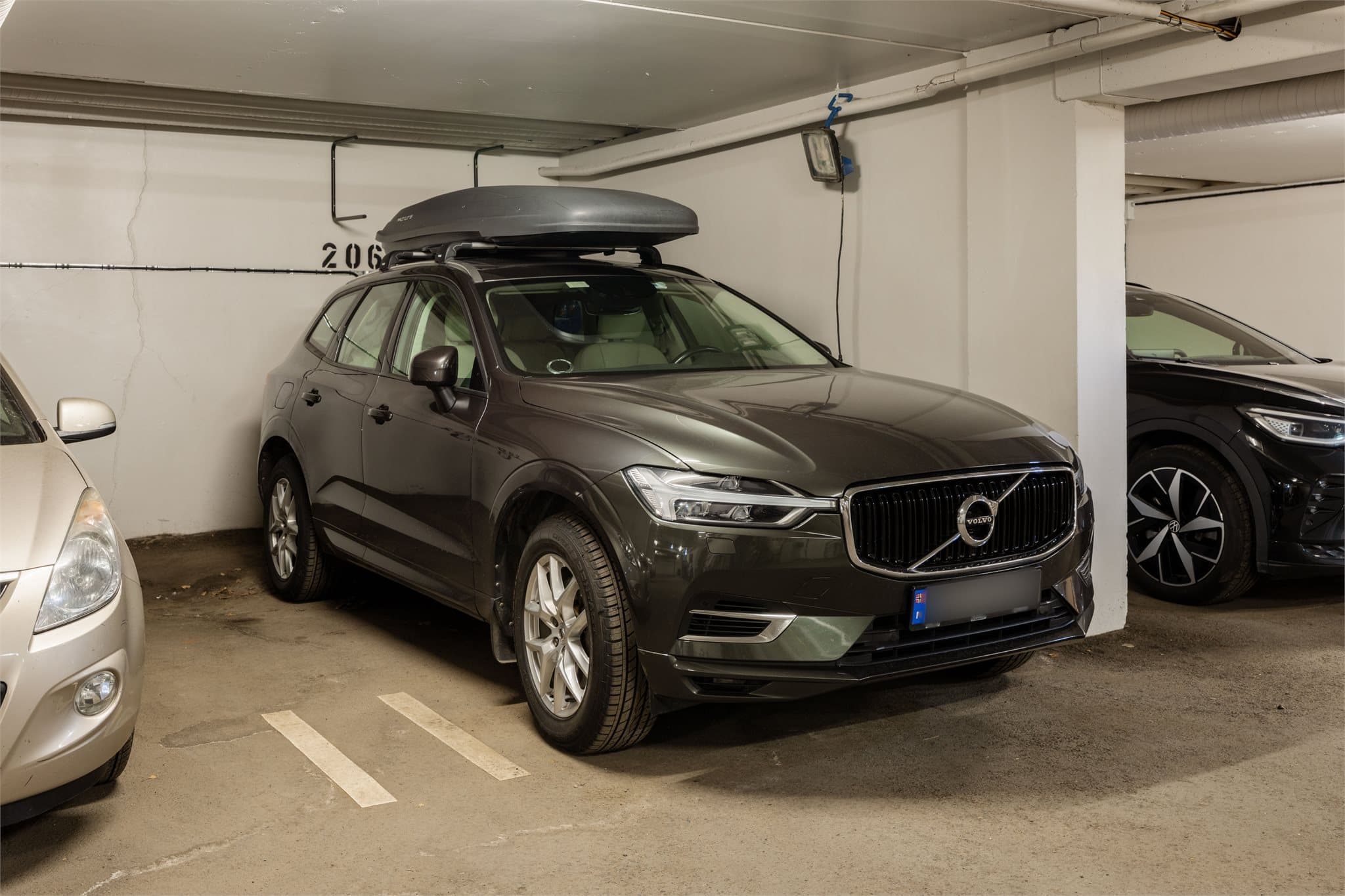 Leiligheten disponerer en garasjeplass i felles anlegg. Garasjen er oppvarmet og har automatisk portåpner.