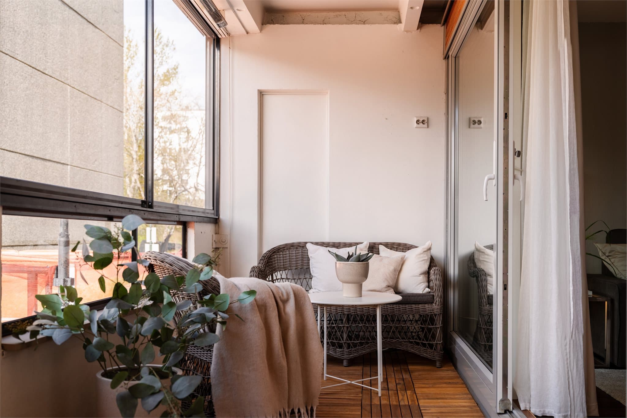 Direkte utgang til en herlig innglasset balkong på ca. 11 m² med gode solforhold.