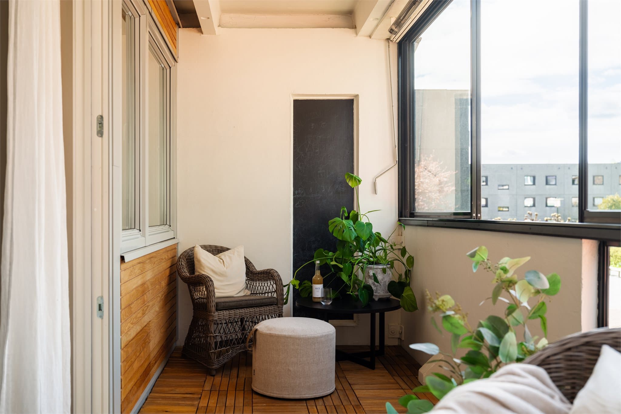 Fra stuen har du direkte tilgang til en stor, innglasset balkong oppmålt til ca. 11 m².